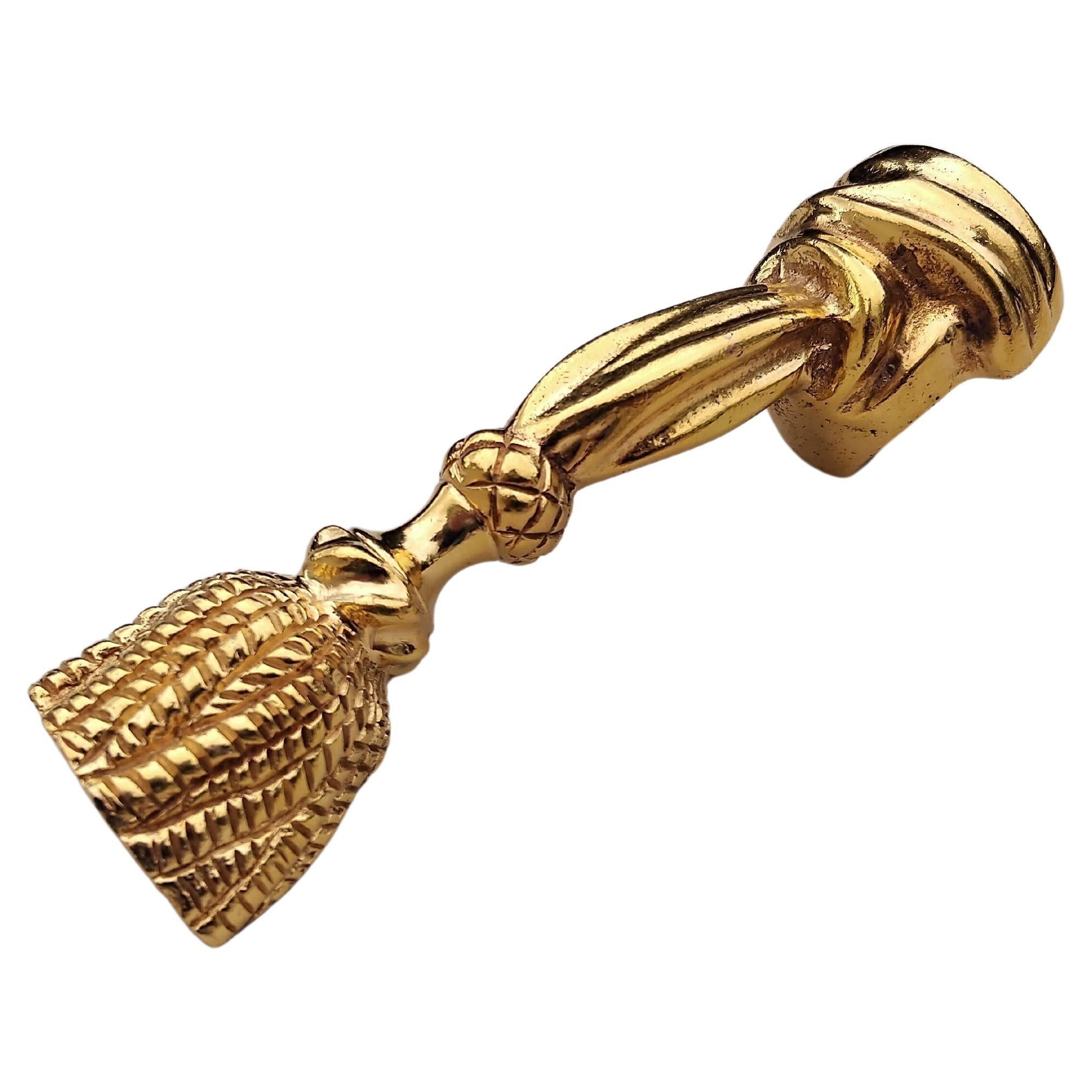 Rare and Beautiful Authentic Hermès Bottle Opener

In shape of a trimmings: pompom at the end, knot at the other end

Bottle opener part at back of the knot

Made of non-precious metal

Colorway: golden

