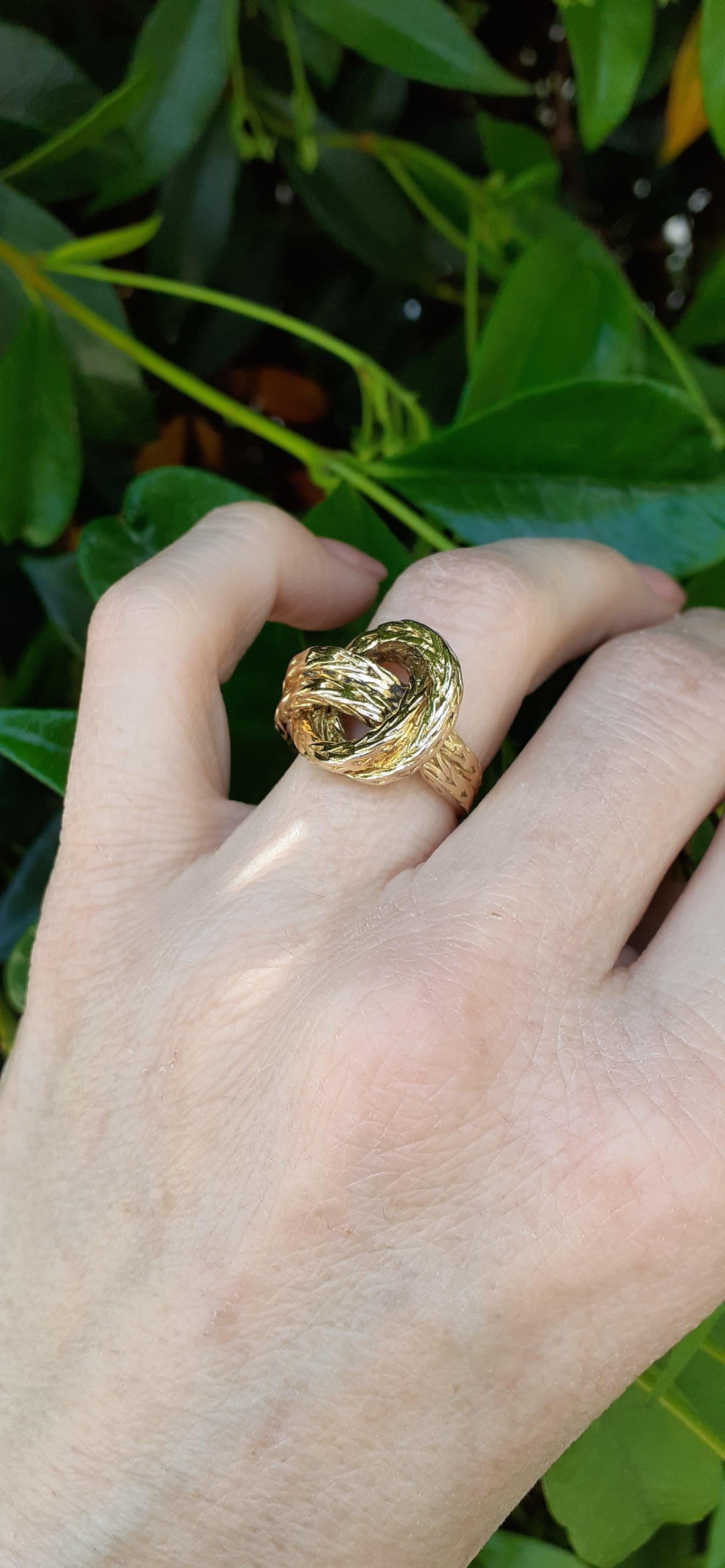 Exceptional and Gorgeous Authentic Hermès Ring

Pattern: Knot

Model: Vendôme

Vintage, from the 60's

Made of Braided Yellow Gold 18K 

