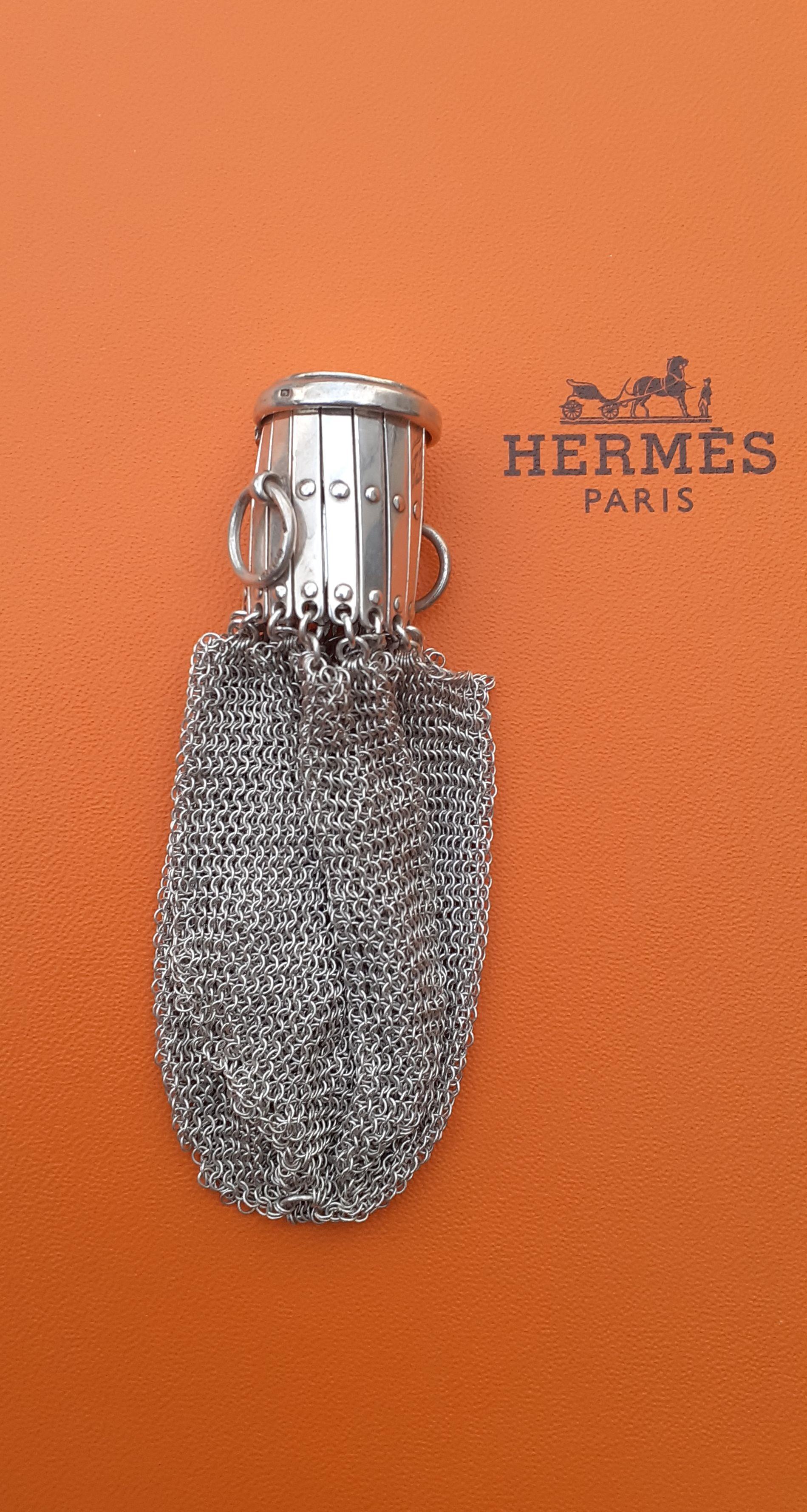 Authentique porte-monnaie Hermès en cotte de mailles, extrêmement rare 

Le sac à main est fabriqué en maille fluide, agrémenté d'une ouverture rétractable qui se ferme avec un couvercle

2 petits anneaux sur les côtés

En argent 835 (83,5%