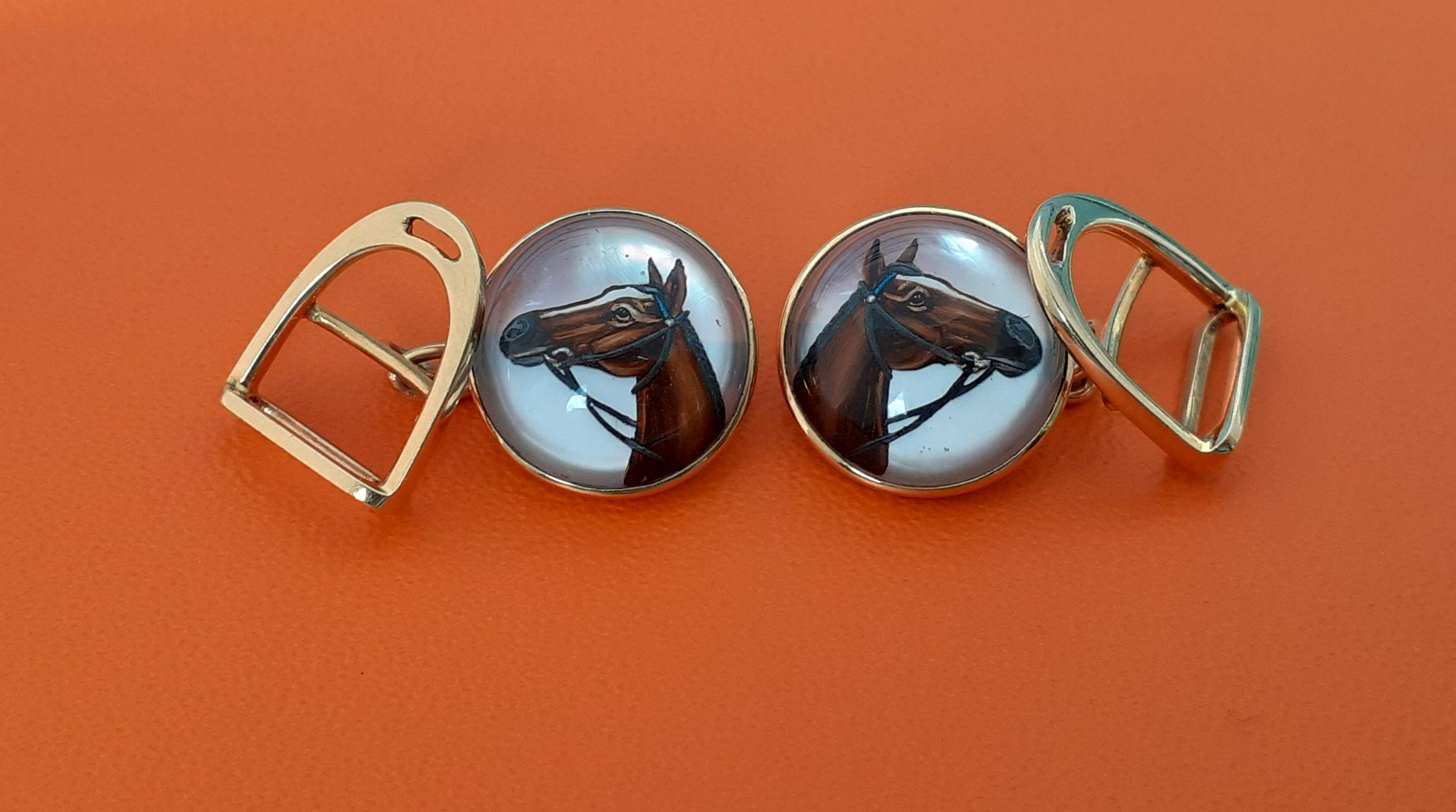 Astounding Gorgeous Authentic Hermès Cufflinks

Pattern: Horse Heads and Stirrup

The essex crystal adds volume to the design which appears in 3 Dimensions

Rare vintage items !

Made of Essex Crystal and Gold

The base of the buttons is in