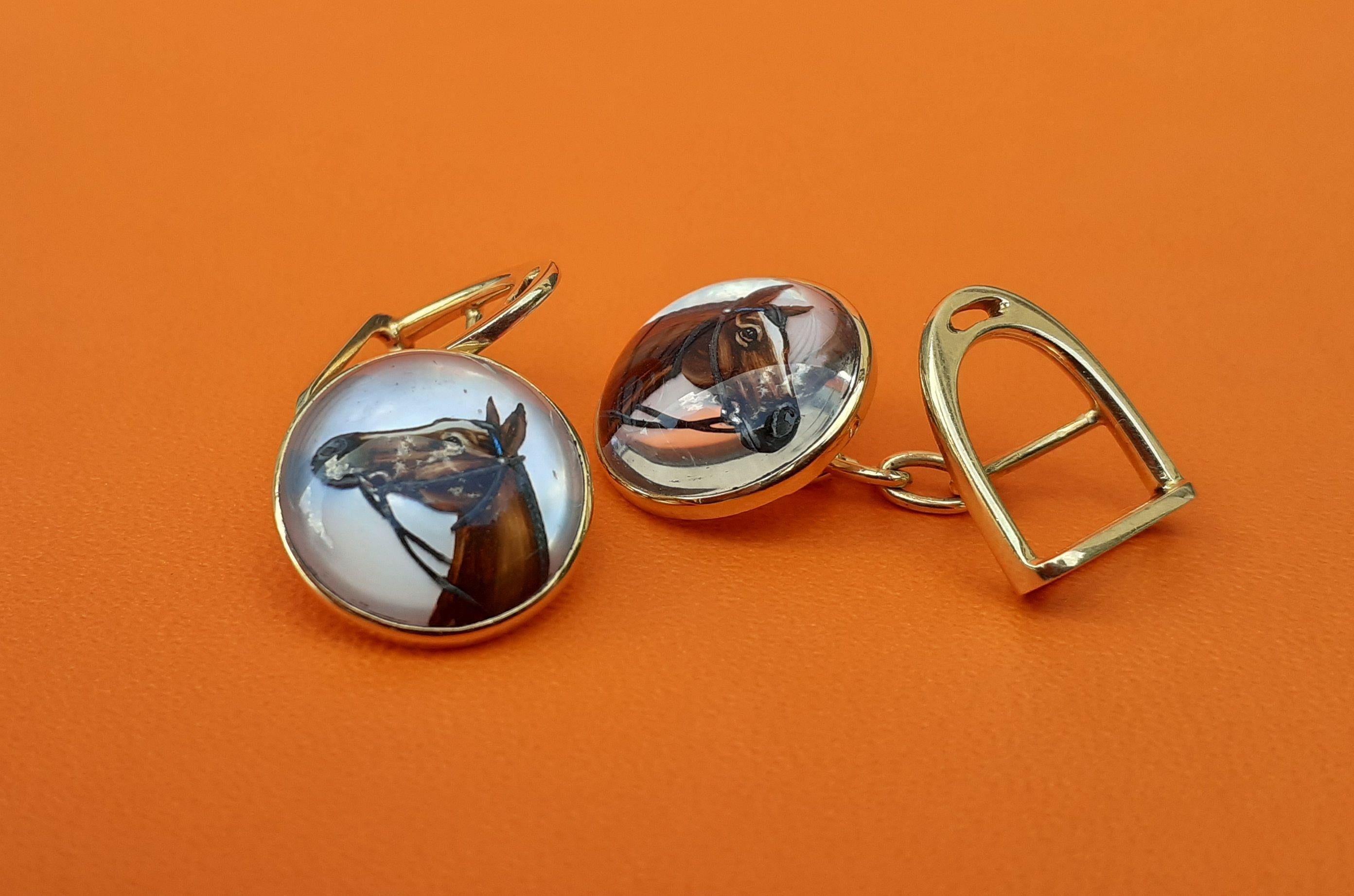 Exceptionnels boutons de manchette vintage Hermès Essex en cristal et or à motif étrier de cheval en vente 4