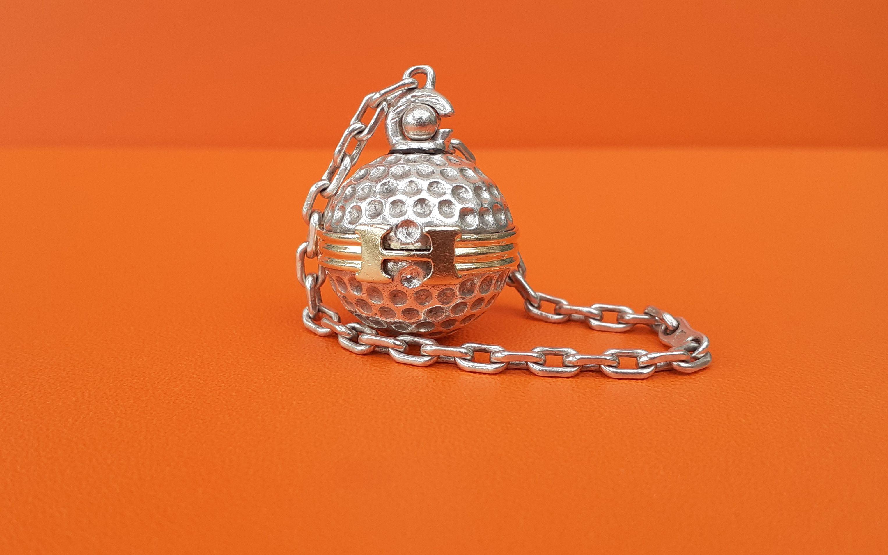 Seltener authentischer Hermès Schlüsselanhänger

Form eines Golfballs, umgeben von einem goldenen Gürtel mit H-Schnalle

Vintage By

Hergestellt aus Silber und Vermeil

Farben: silbern, golden

Gravur 