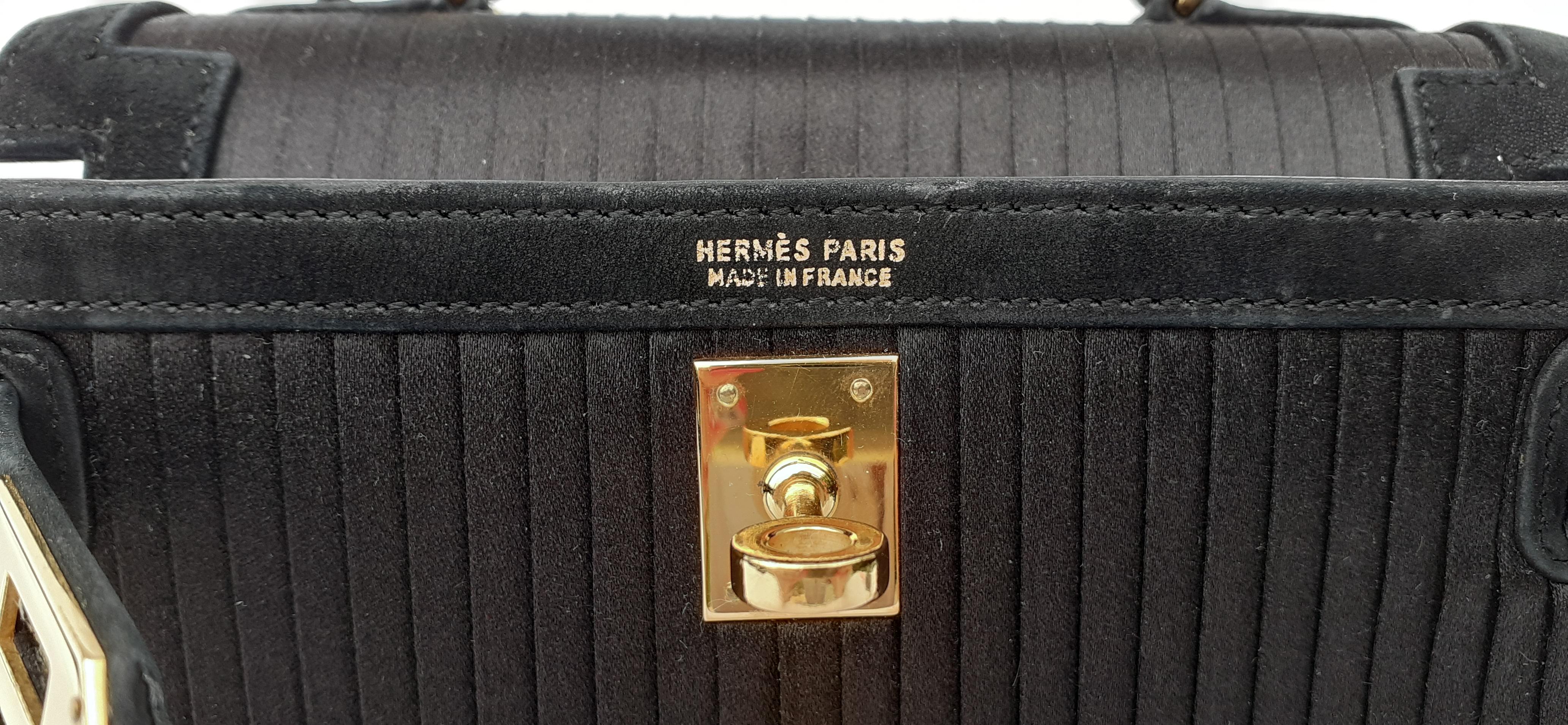 Exceptional Hermès Vintage Mini Kelly Sellier Bag Satin and Doblis Gold Hdw 20cm For Sale 5