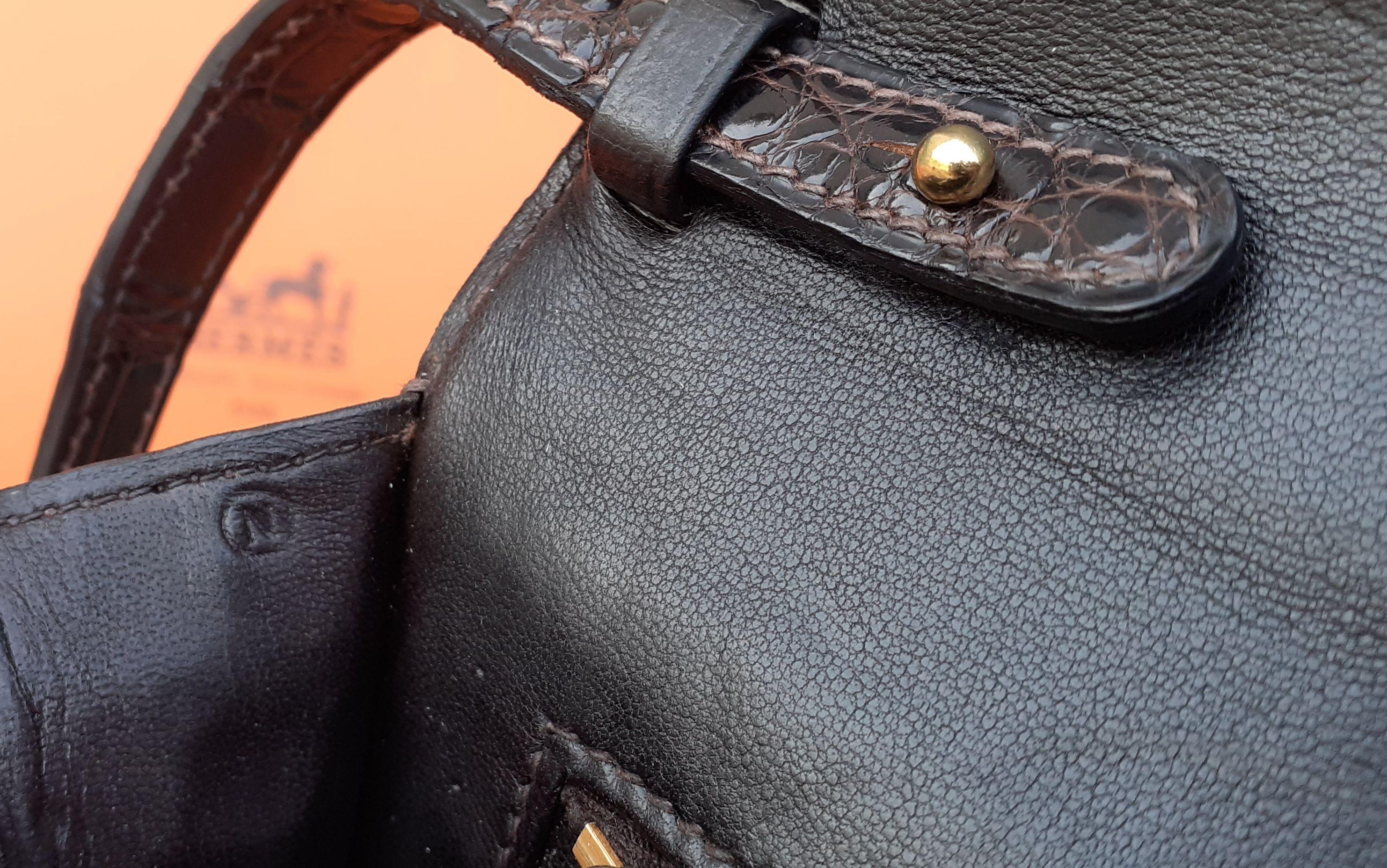 Exceptionnelle pochette Hermès vintage Padlock en crocodile marron brillant Ghw en vente 9