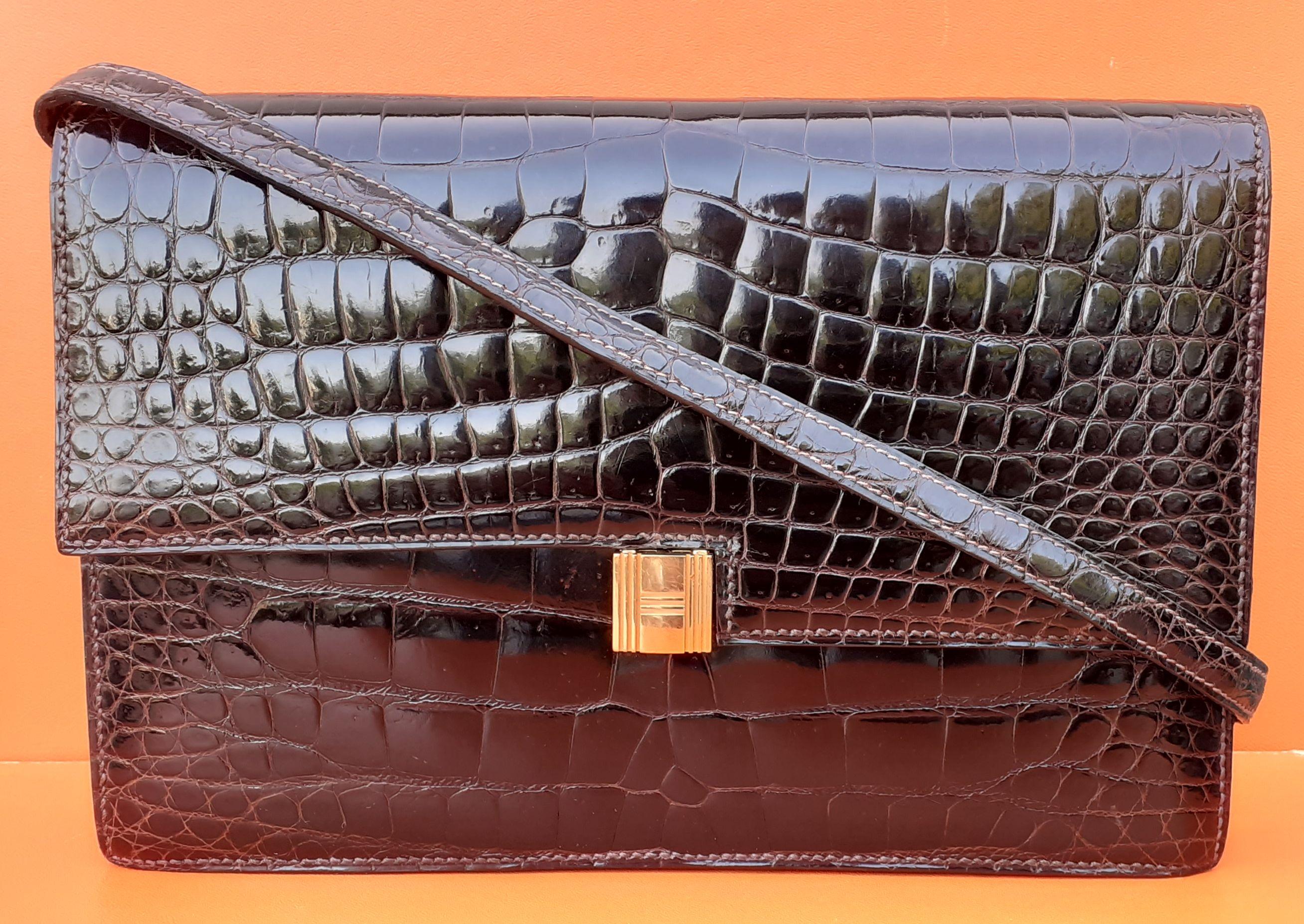 Exceptionnelle pochette Hermès vintage Padlock en crocodile marron brillant Ghw en vente 16