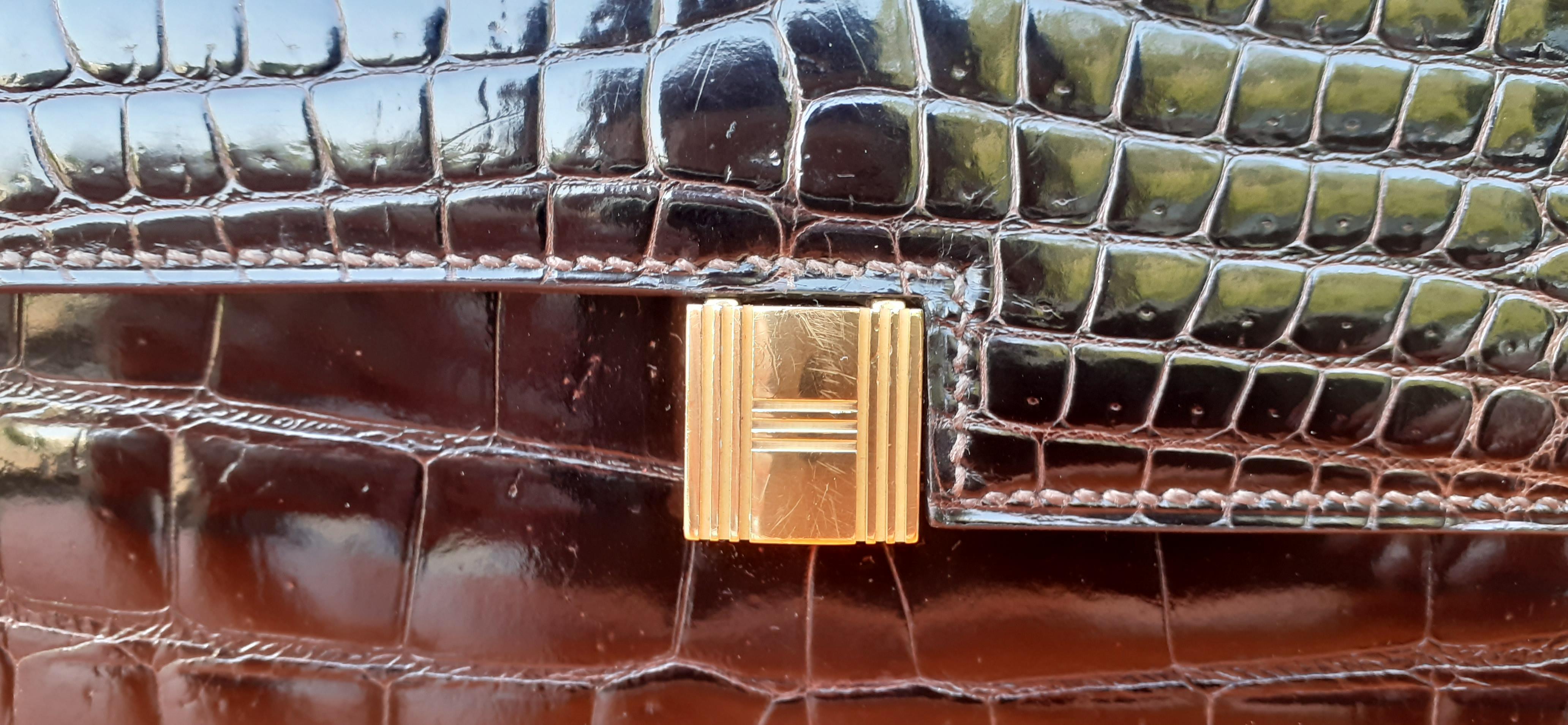 Noir Exceptionnelle pochette Hermès vintage Padlock en crocodile marron brillant Ghw en vente
