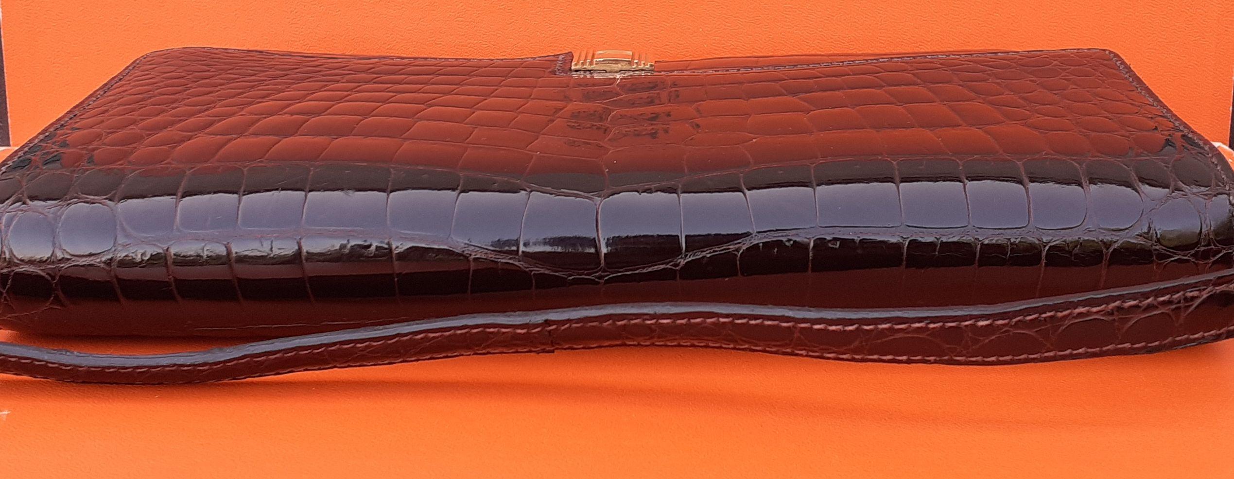 Exceptional Hermès Vintage Padlock Purse Clutch Bag Shiny Brown Crocodile Ghw For Sale 1