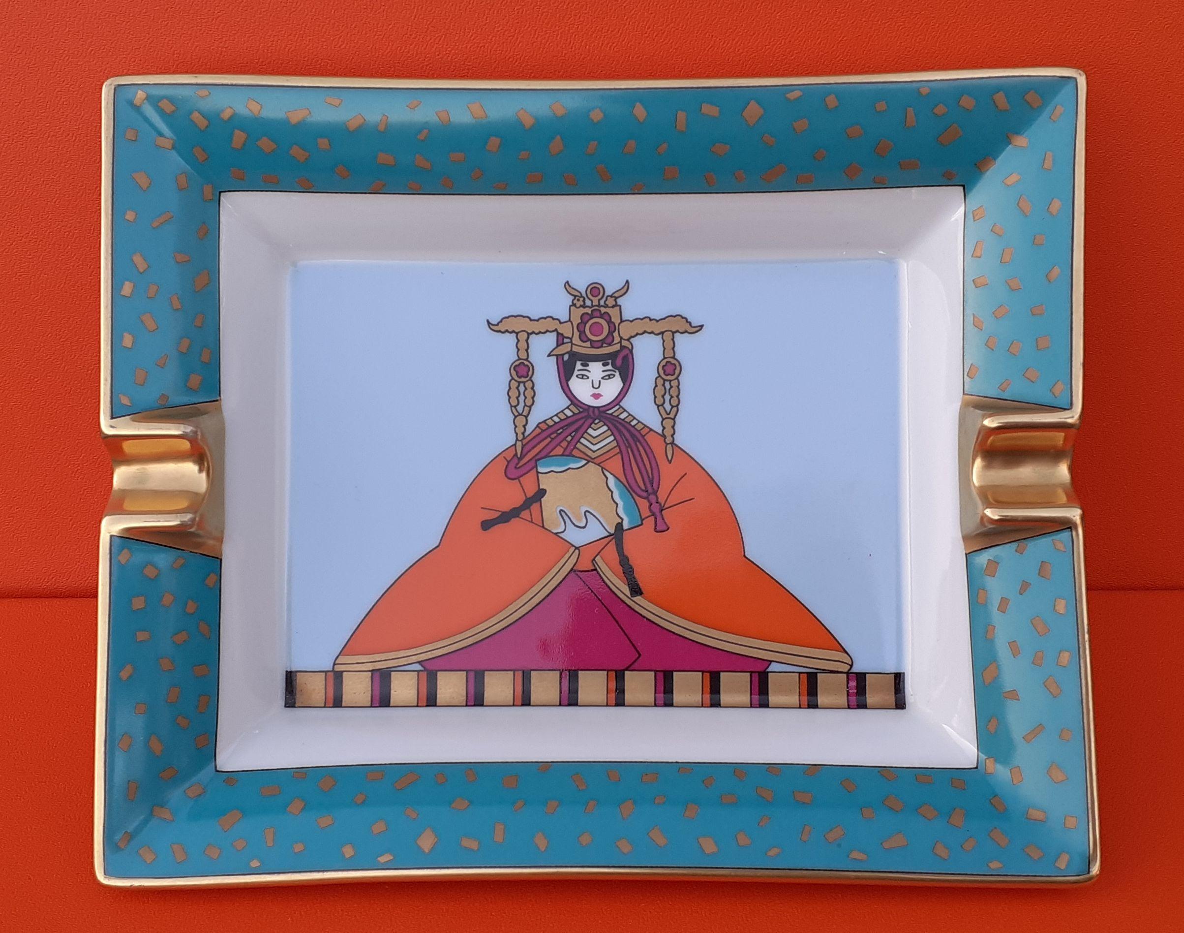 Absolutely Gorgeous and Rare Authentic Hermès Ashtray

Pattern: woman in a traditional outfit

This is hard to show in the photos that the pattern is varnished, the colors are beautiful and shiny !

Made in France

Made of Porcelain with golden
