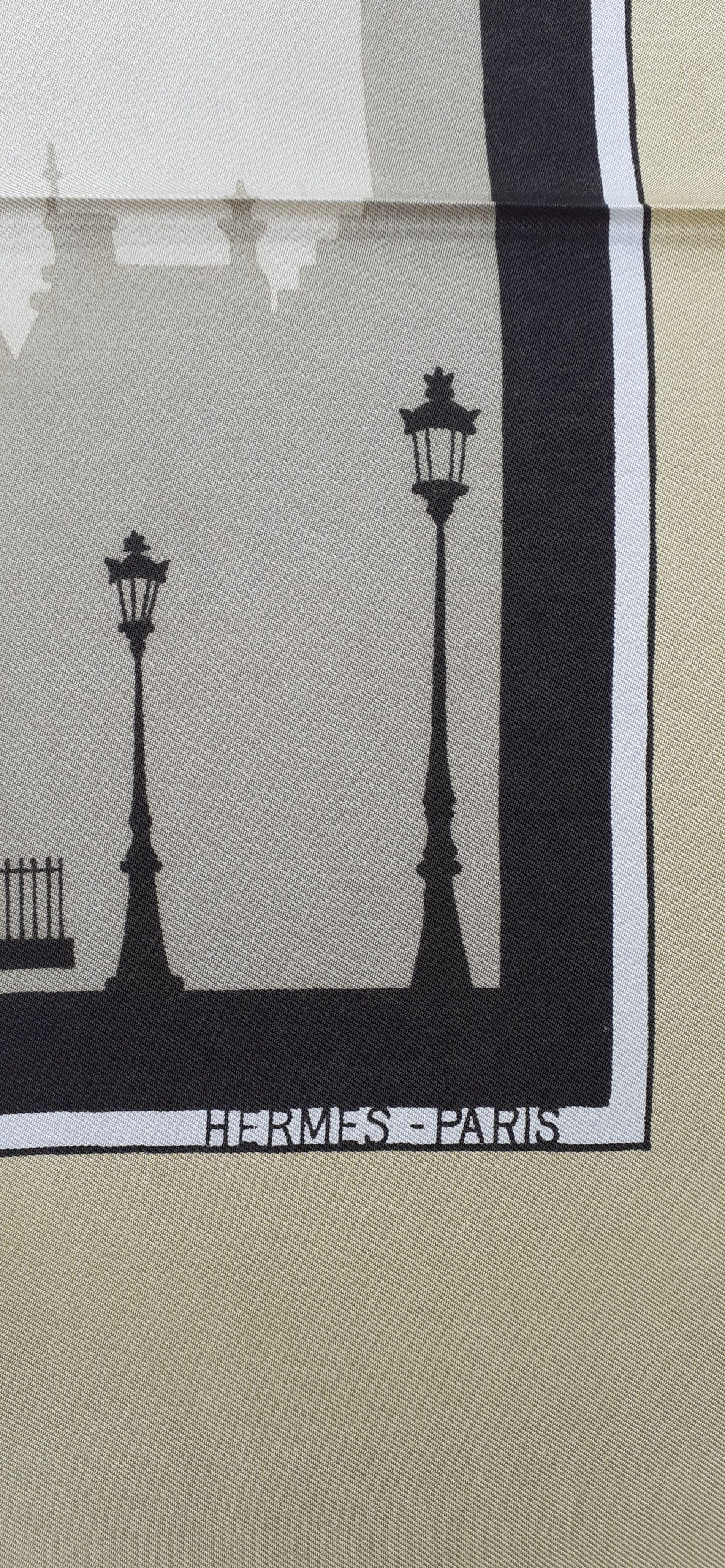 Exceptionnel Foulard en soie Hermès Vintage Notre Dame de Paris avec vieille flèche RARE 1