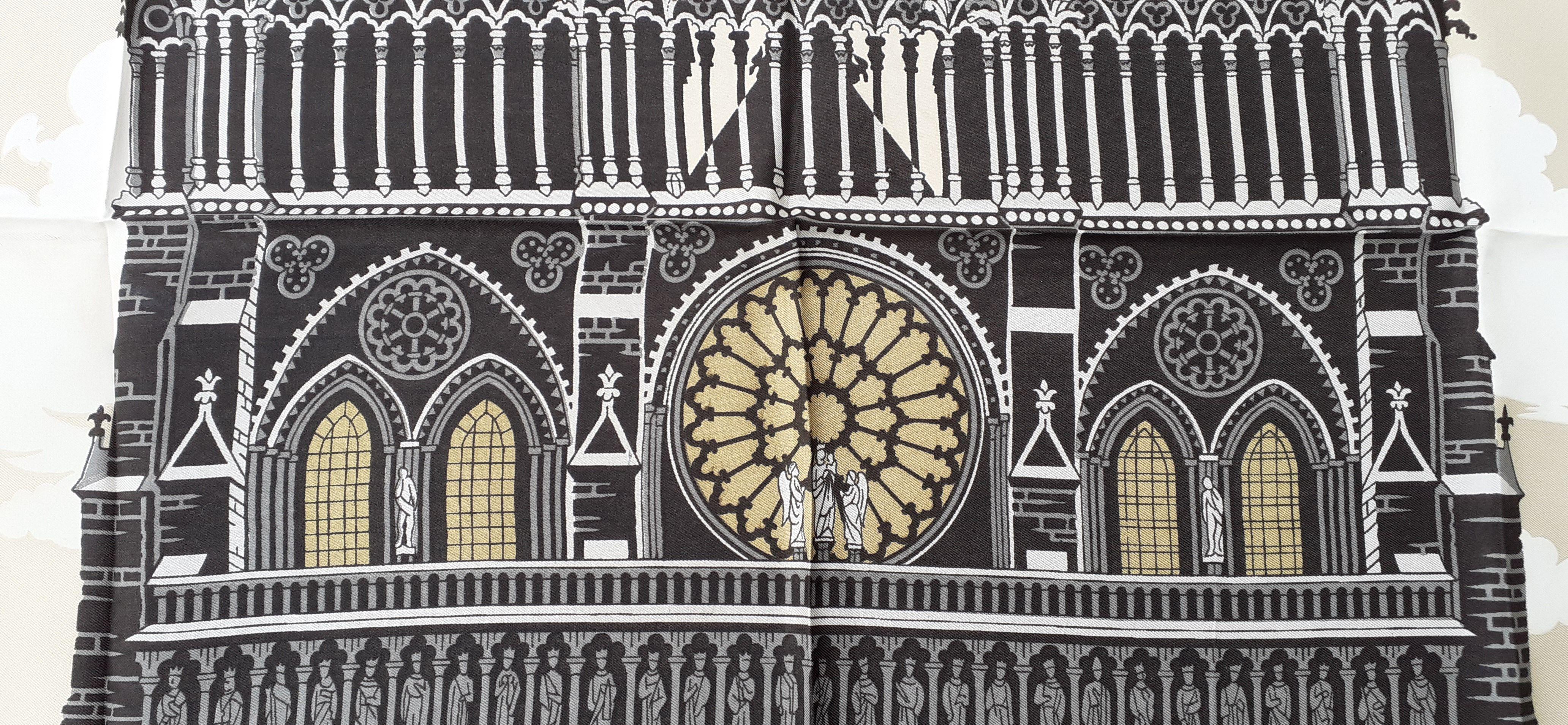 Exceptionnel Foulard en soie Hermès Vintage Notre Dame de Paris avec vieille flèche RARE 2