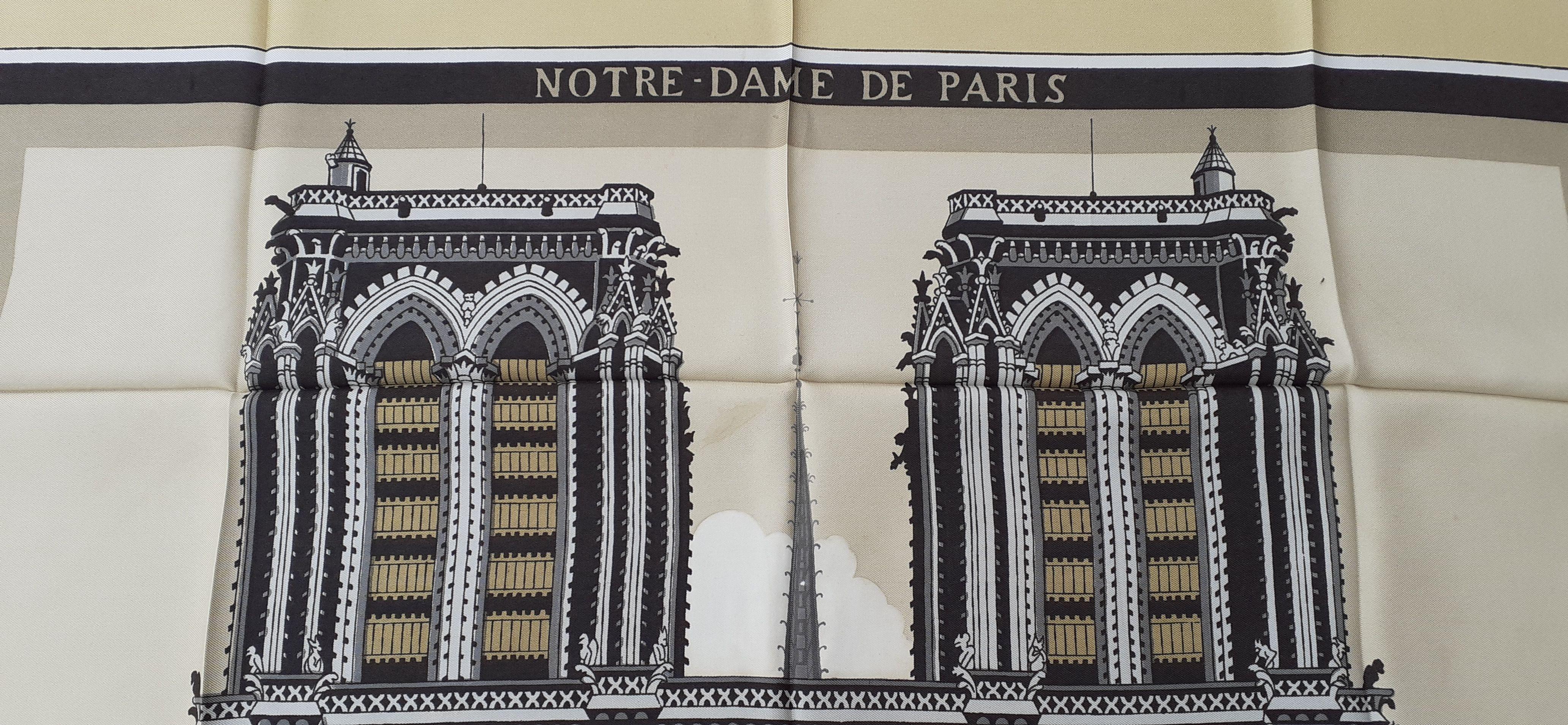 Exceptionnel Foulard en soie Hermès Vintage Notre Dame de Paris avec vieille flèche RARE 3