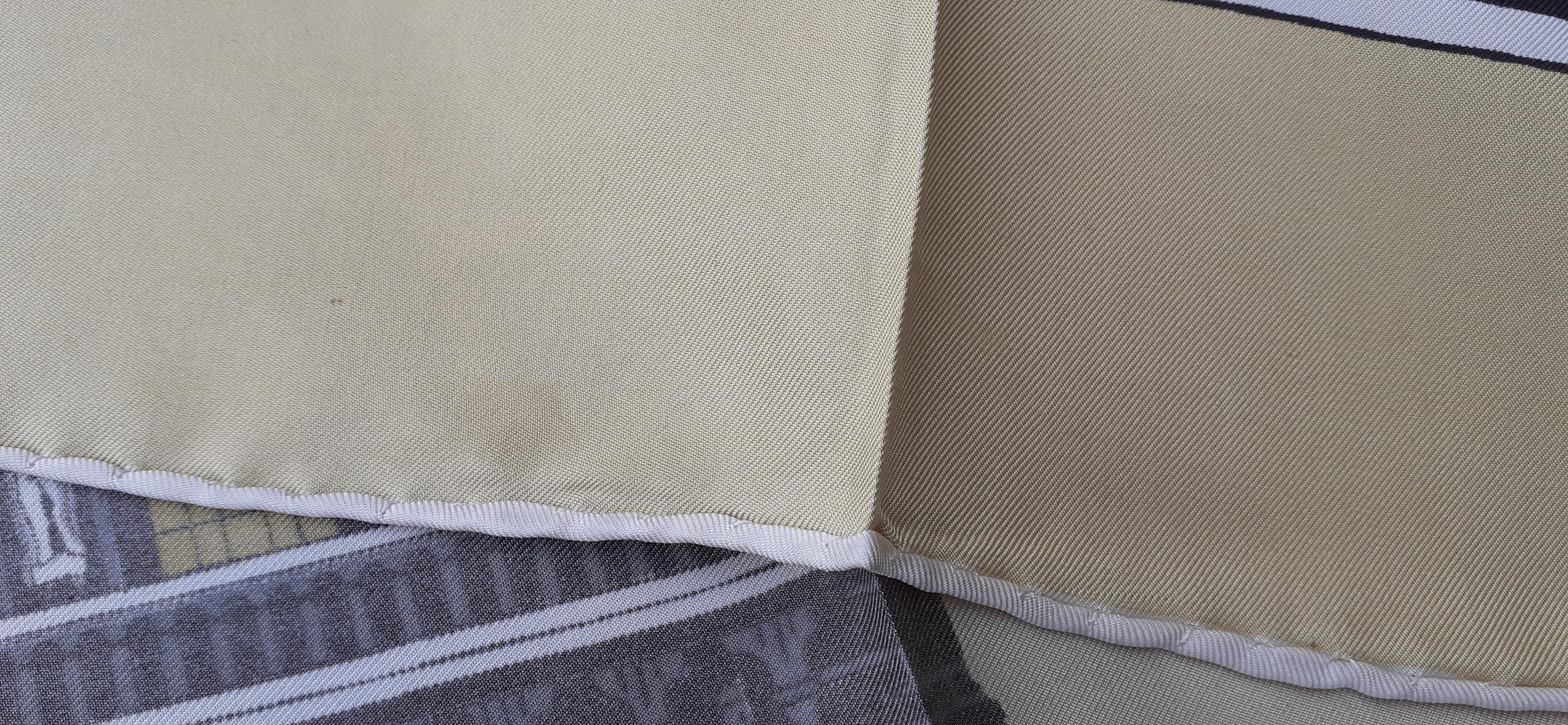 Exceptionnel Foulard en soie Hermès Vintage Notre Dame de Paris avec vieille flèche RARE 4