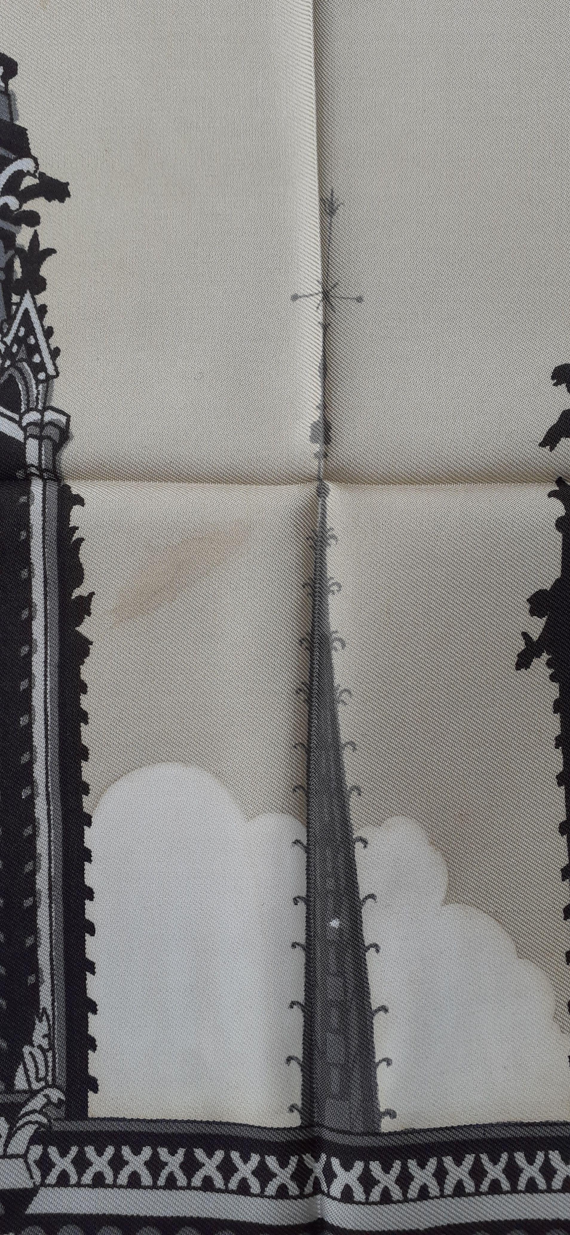 Exceptionnel Foulard en soie Hermès Vintage Notre Dame de Paris avec vieille flèche RARE 6