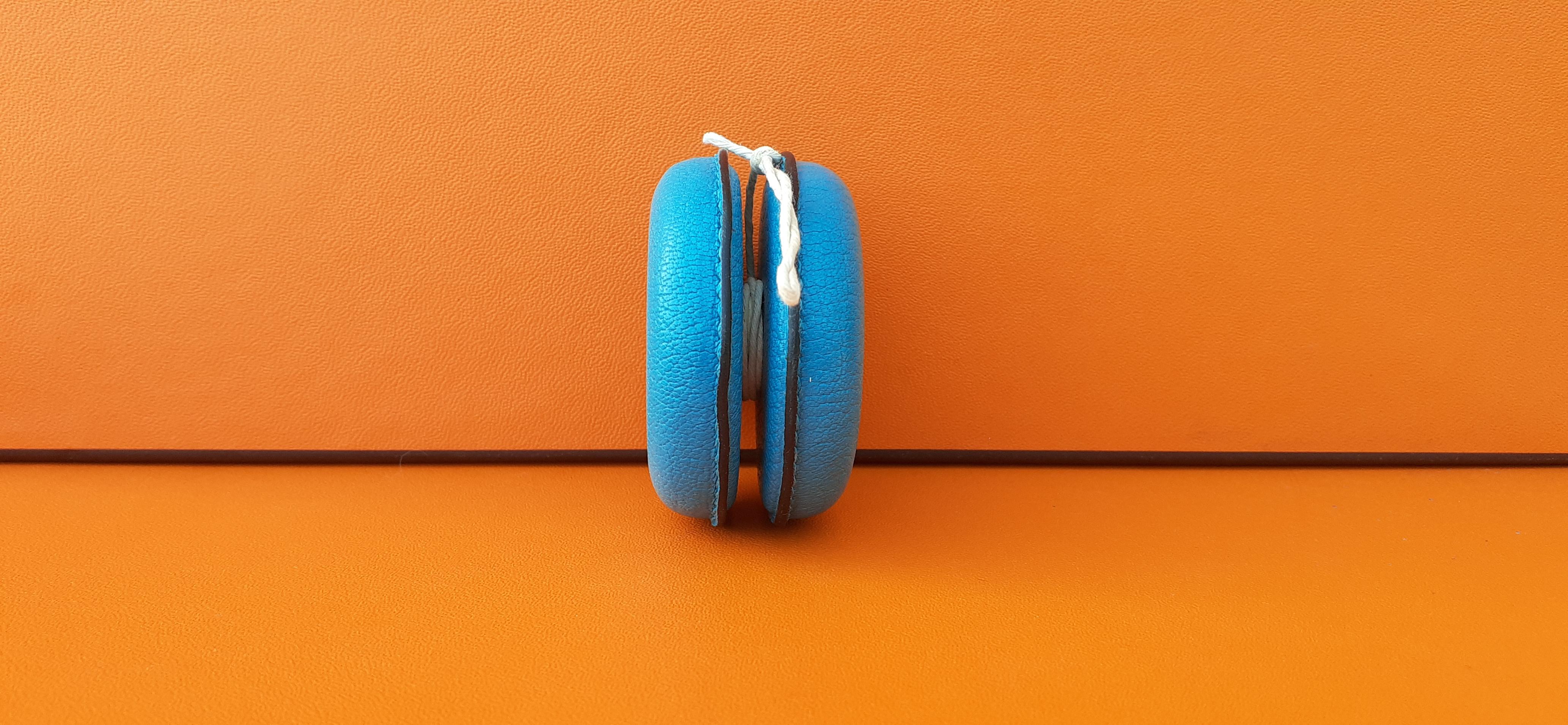 Rare Authentique Hermès Yoyo

Fait de cuir grainé et de corde blanche

Couleur : Bleu turquoise

