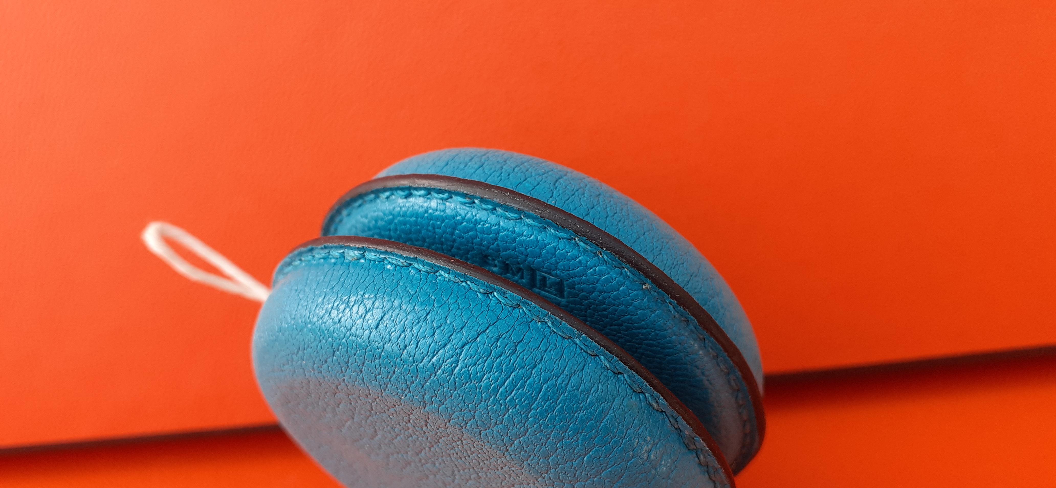 Außergewöhnliche Hermès Yo-Yo Yoyo Spielzeug in blauem Leder  im Angebot 3
