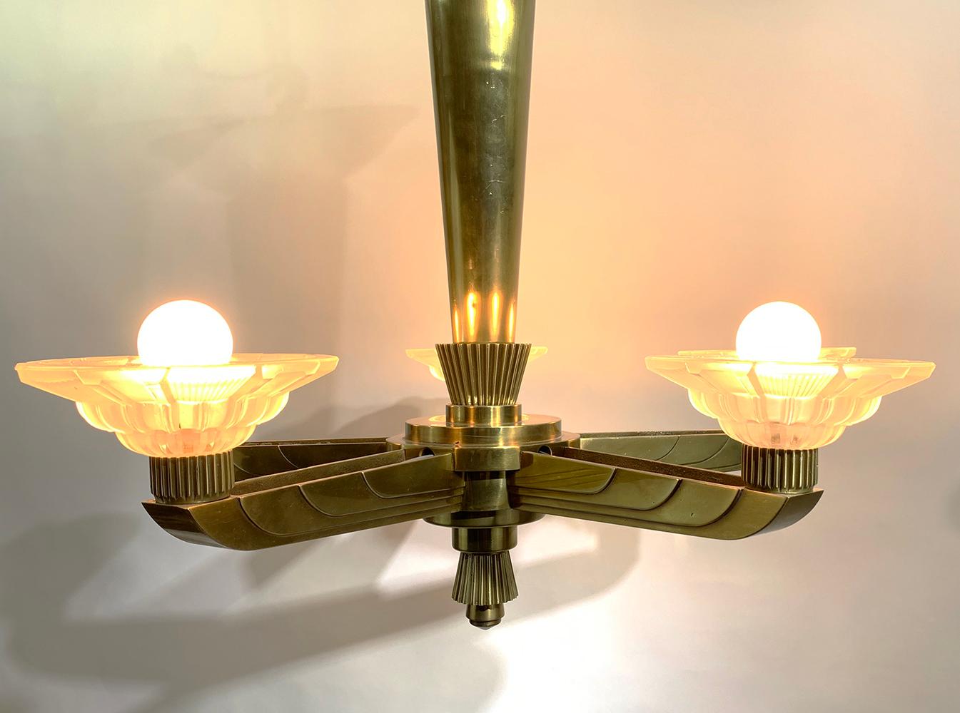 Exceptional Hettier & Vincent French Art Deco Chandelier, Circa 1930 In Good Condition For Sale In Beirut, LB