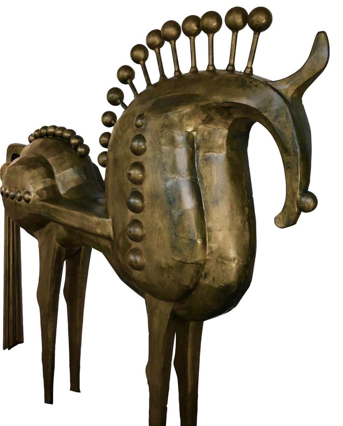 A superb horse in bronze metal with a golden sheen – this artist took great inspiration from the animal statuettes dedicated at Olympia, found in sanctuaries in the 8th century BC. The horse, symbolically aristocratic and a favorite among gods and