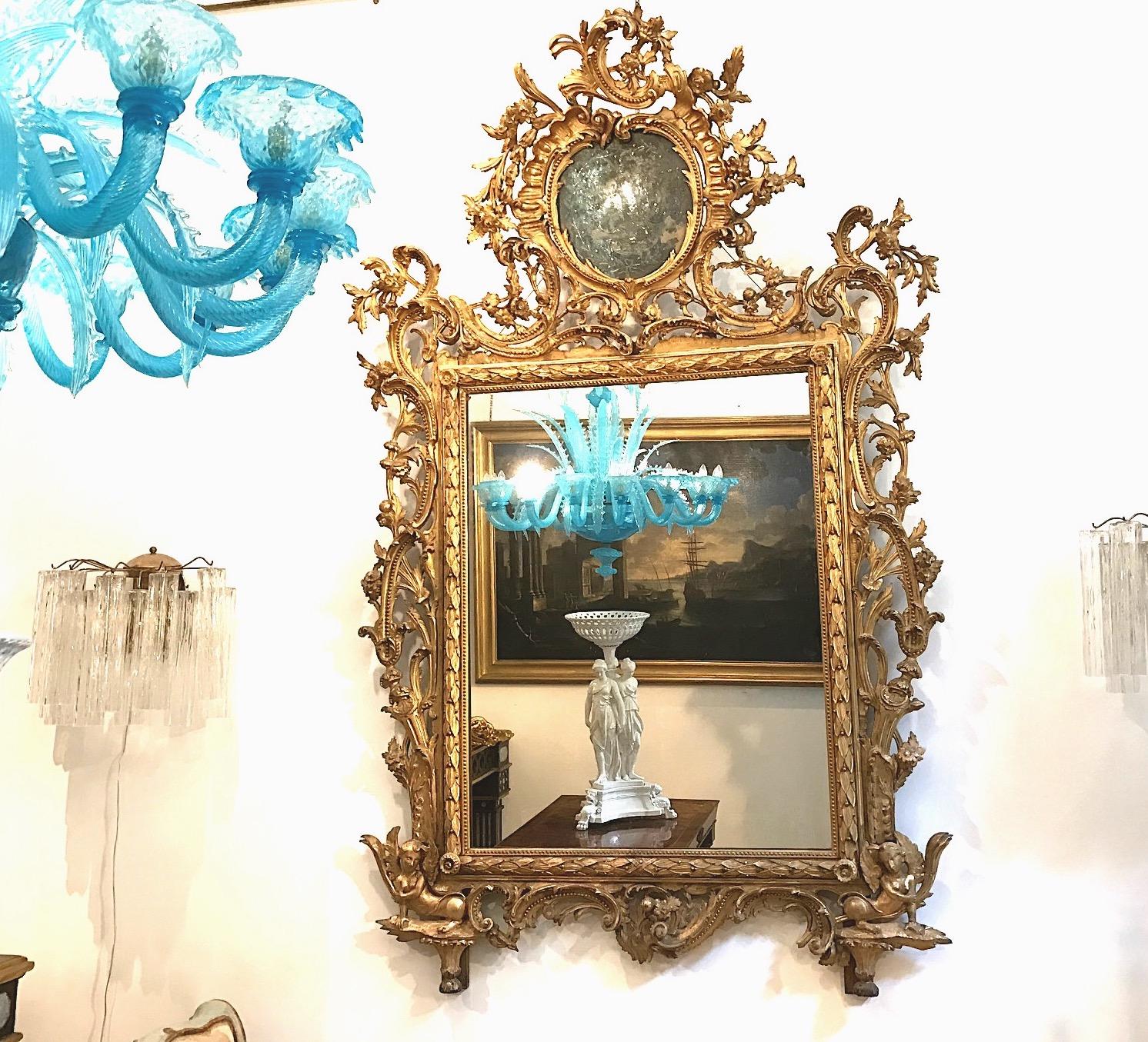 XVIIIe siècle et antérieur Exceptionnel miroir italien du 18ème siècle en bois doré sculpté Toscane 1740 en vente