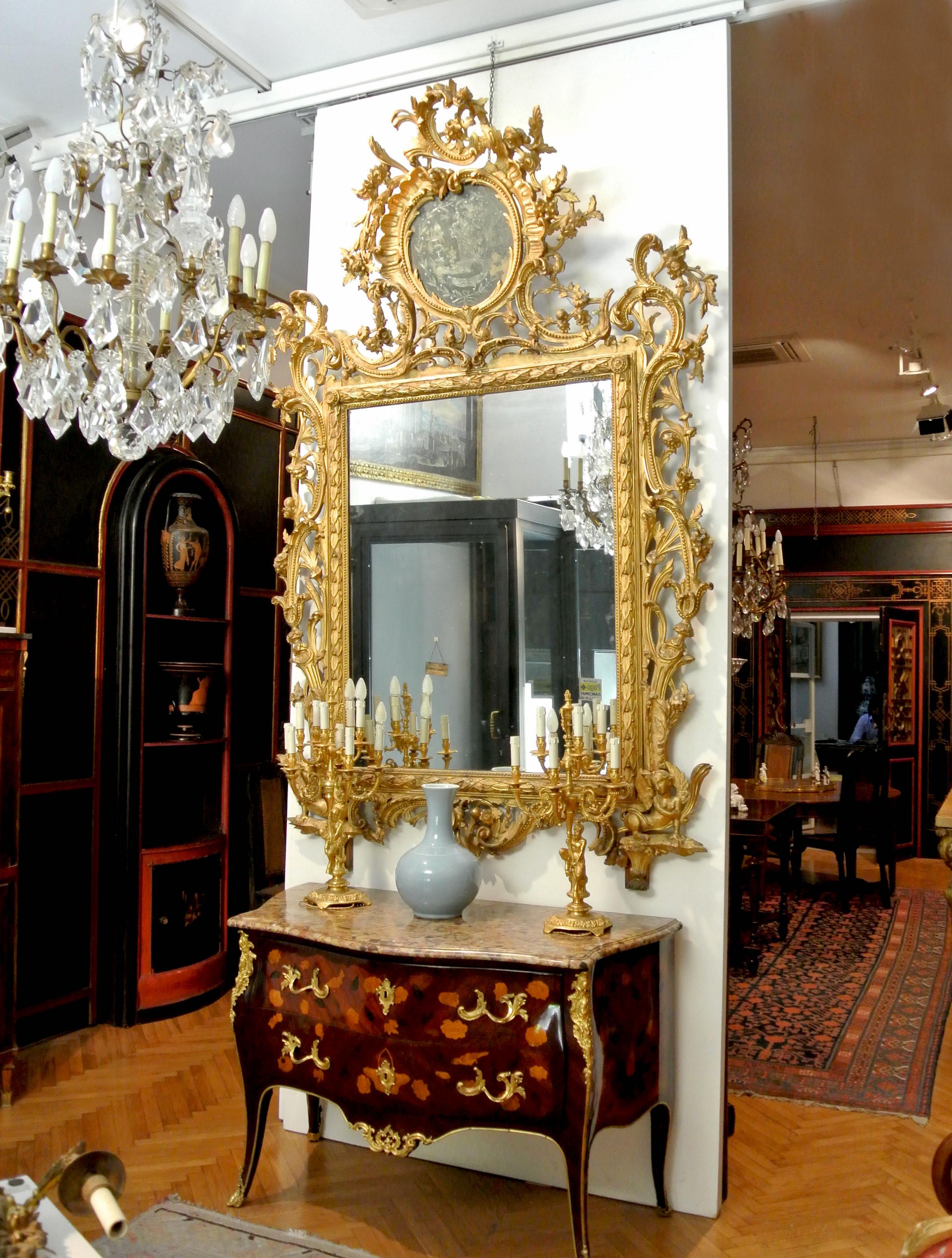 Exceptionnel miroir italien du 18ème siècle en bois doré sculpté Toscane 1740 en vente 3