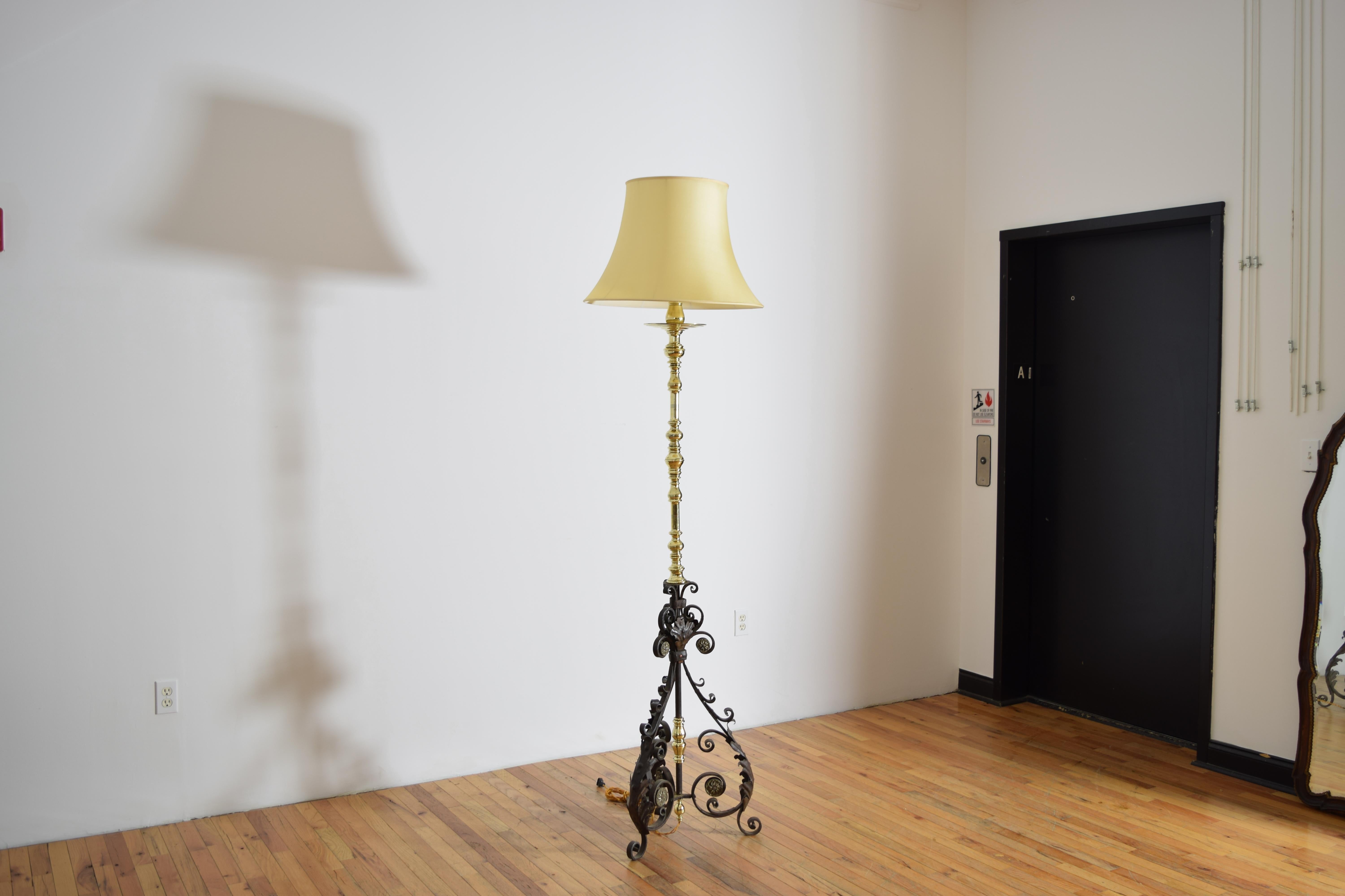 Néo-baroque Exceptionnel lampadaire de style baroque italien en fer forgé et laiton, milieu du 19e siècle en vente