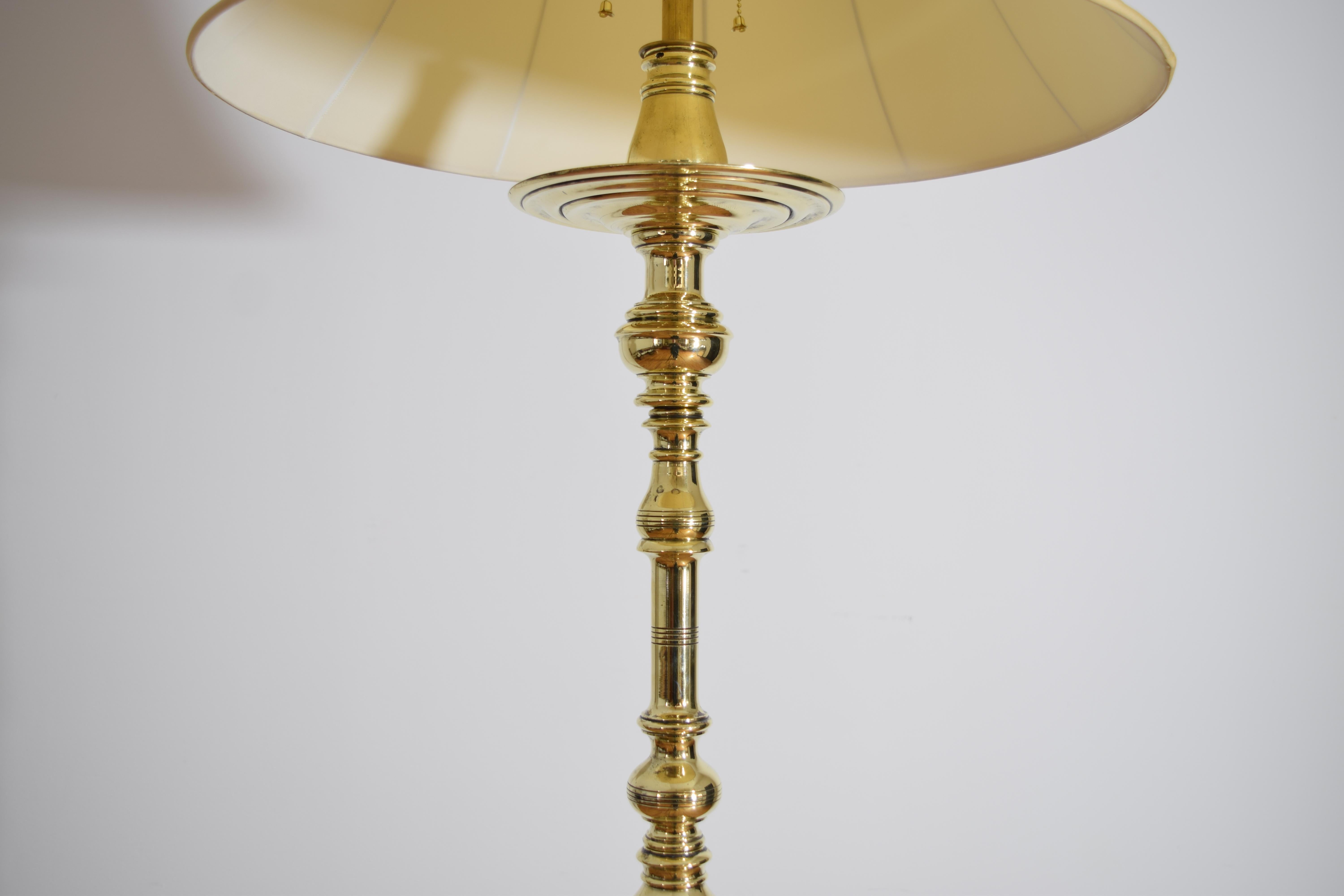 Exceptionnel lampadaire de style baroque italien en fer forgé et laiton, milieu du 19e siècle Bon état - En vente à Atlanta, GA