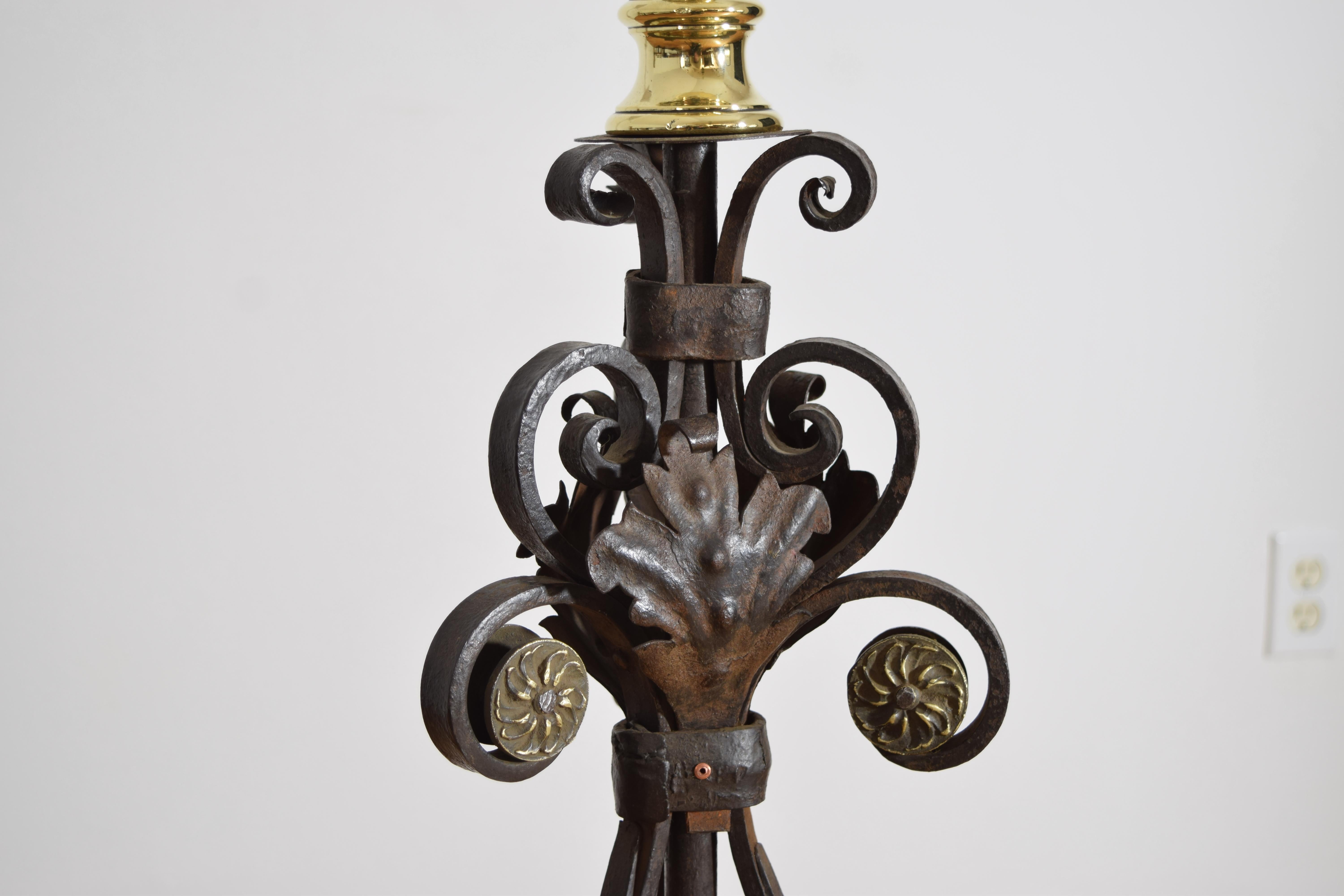 Laiton Exceptionnel lampadaire de style baroque italien en fer forgé et laiton, milieu du 19e siècle en vente