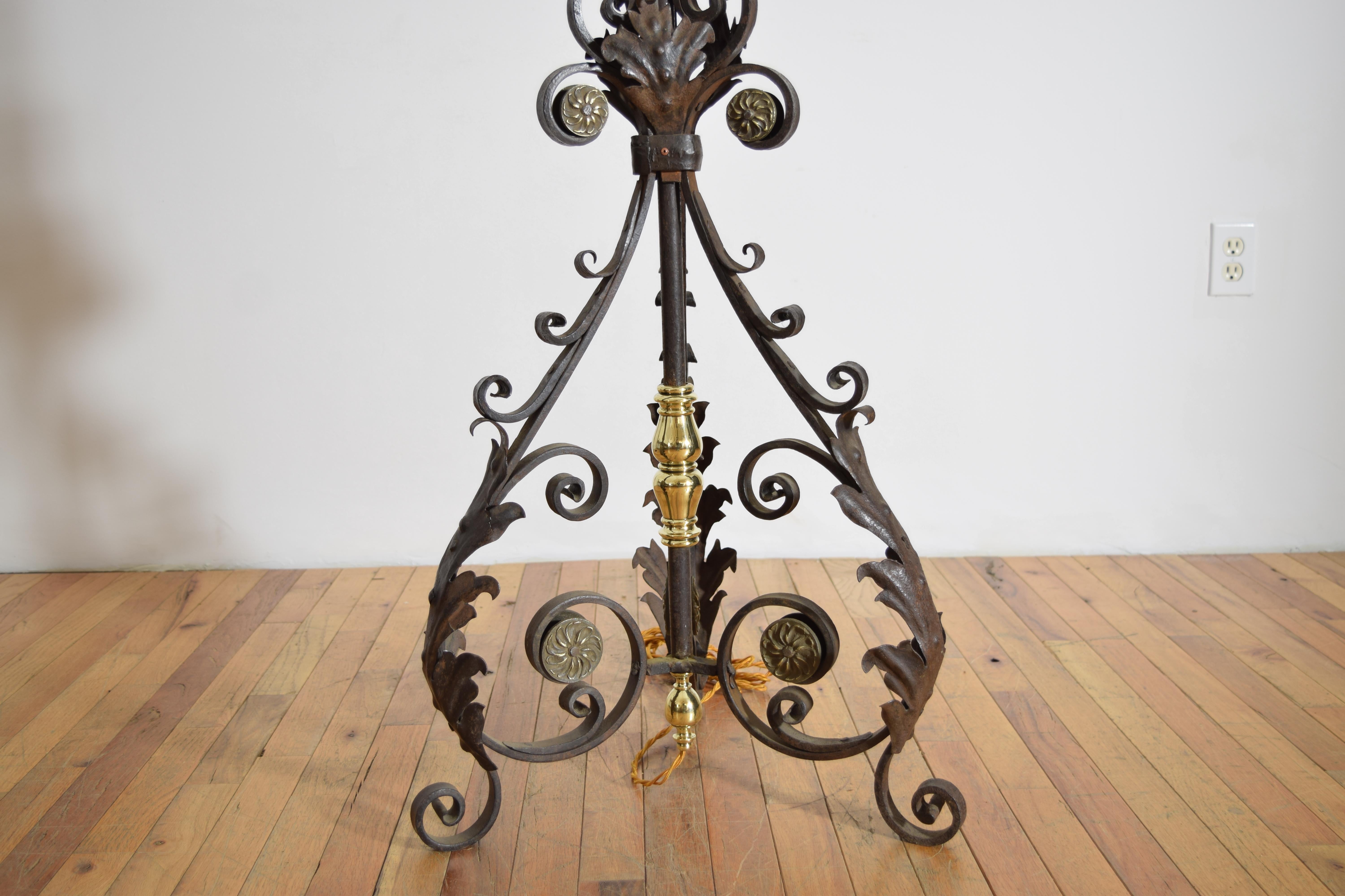 Exceptionnel lampadaire de style baroque italien en fer forgé et laiton, milieu du 19e siècle en vente 1