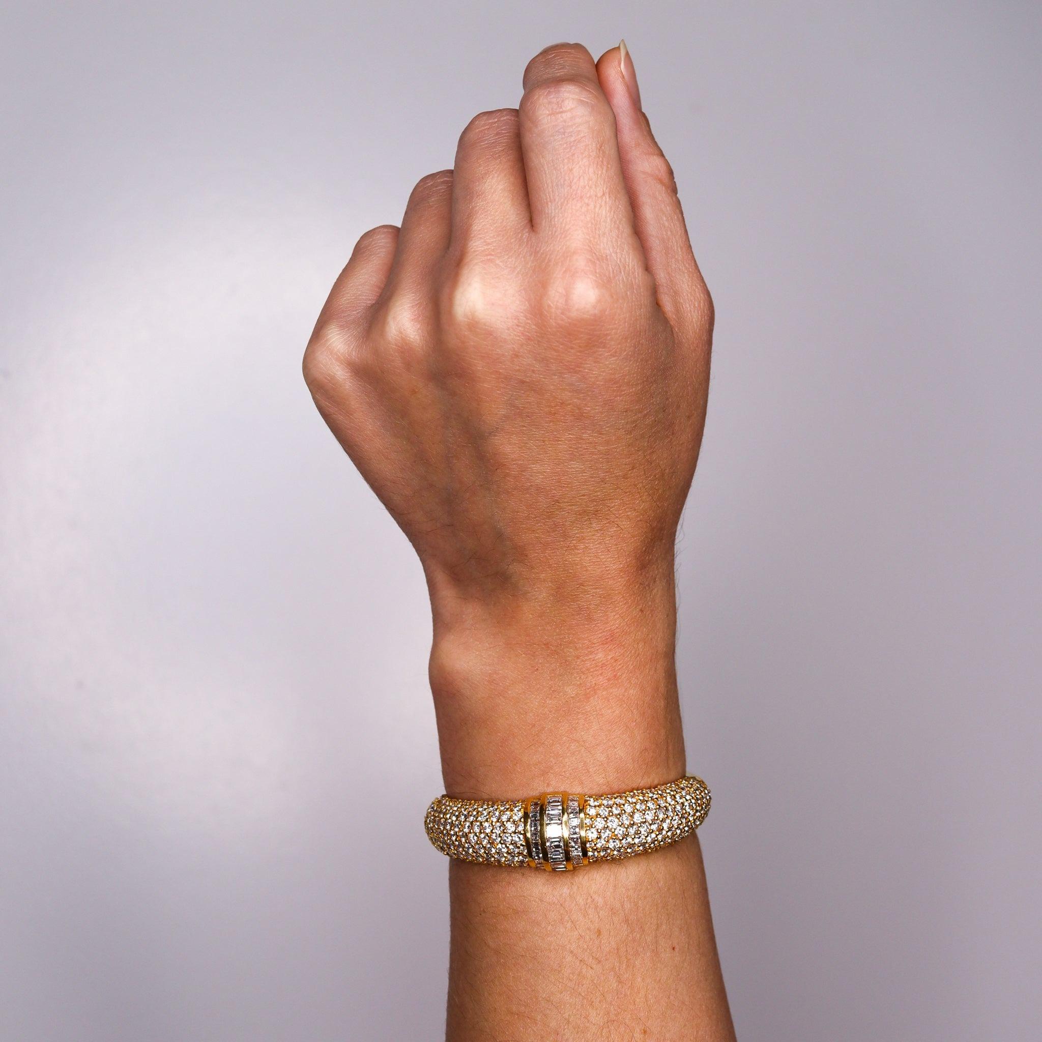 Exceptional Italian Designer Modern Bracelet in 18Kt Gold 21.12 Cts VS Diamonds For Sale 4