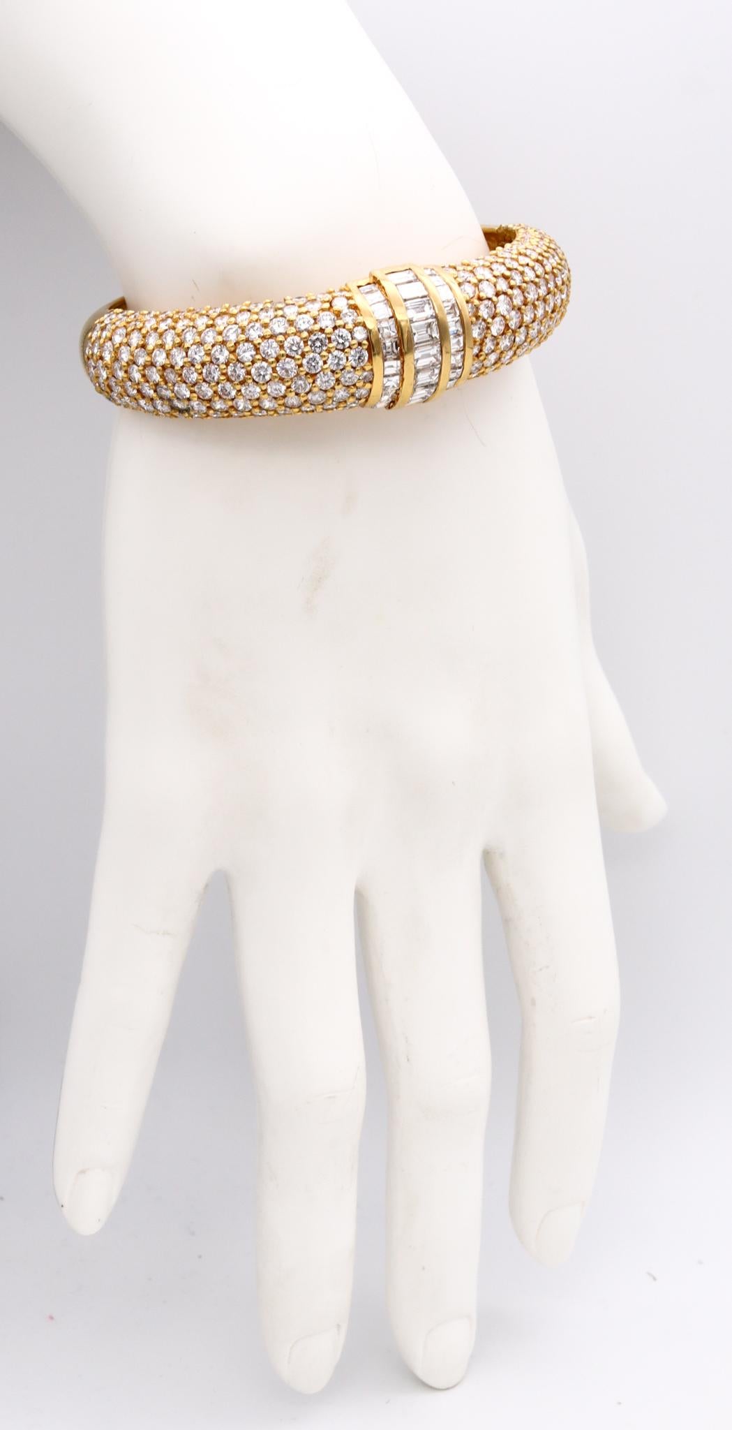 Exceptional diamonds bangle bracelet

Gorgeous designer's modern jewelry piece carefully crafted in Italy, with classic symmetric patterns in solid yellow gold of 18 karats. Suited, with an invisible hinge at one side as a closure system.

Mounted,