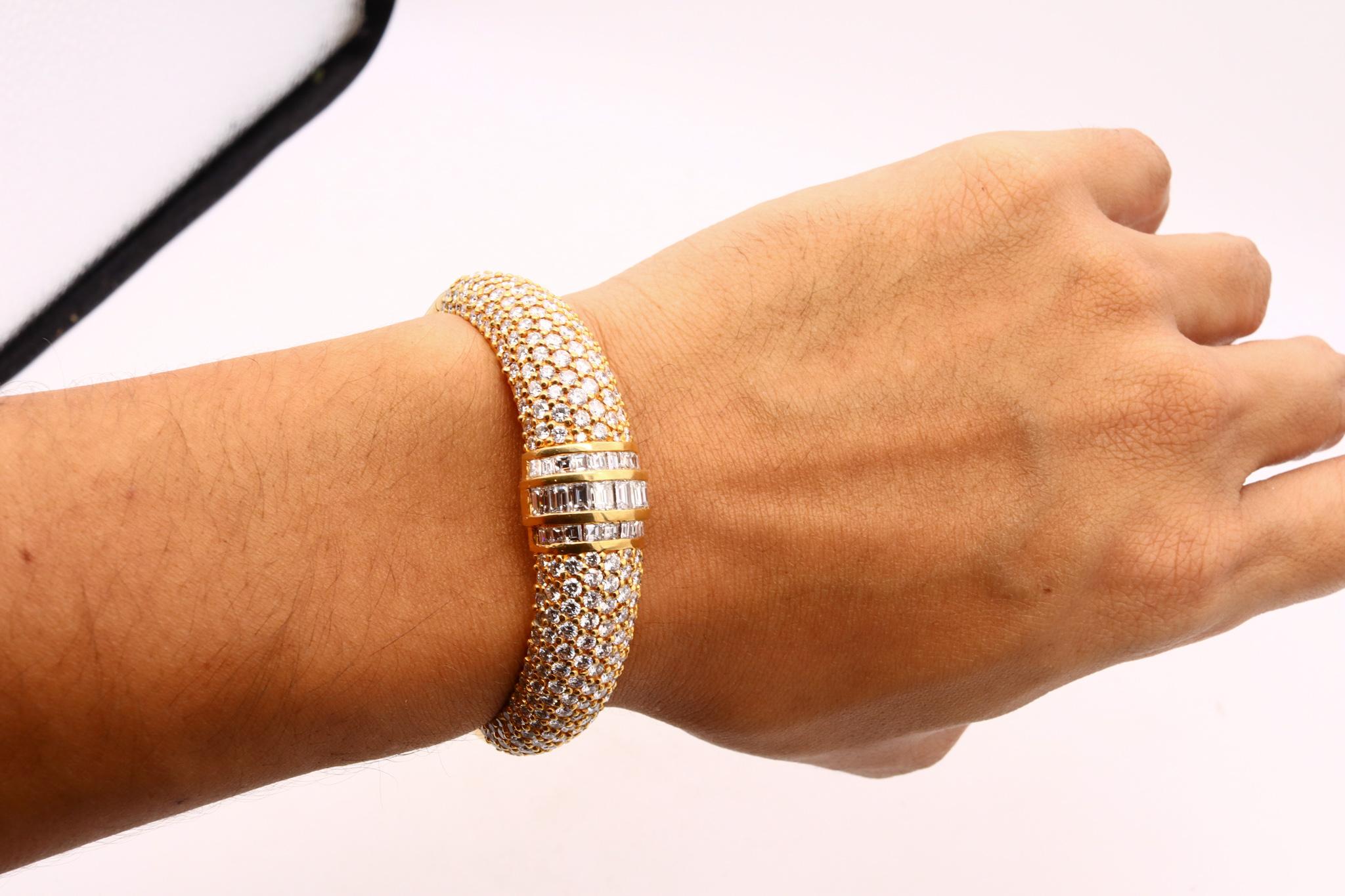 Moderne Exceptionnel bracelet moderne de créateur italien en or 18 carats avec 21,12 carats de diamants VS en vente