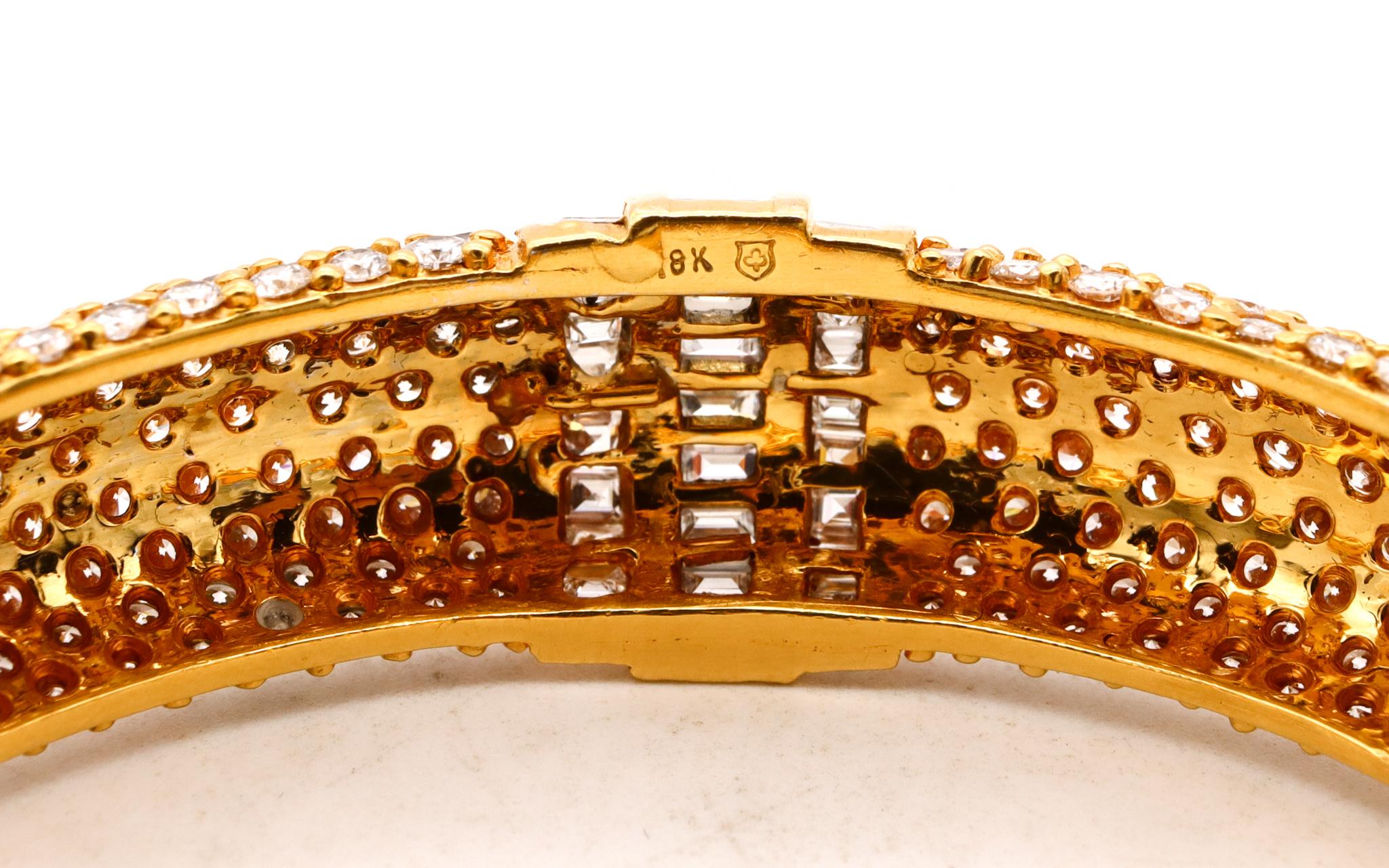 Mixed Cut Exceptional Italian Designer Modern Bracelet in 18Kt Gold 21.12 Cts VS Diamonds For Sale