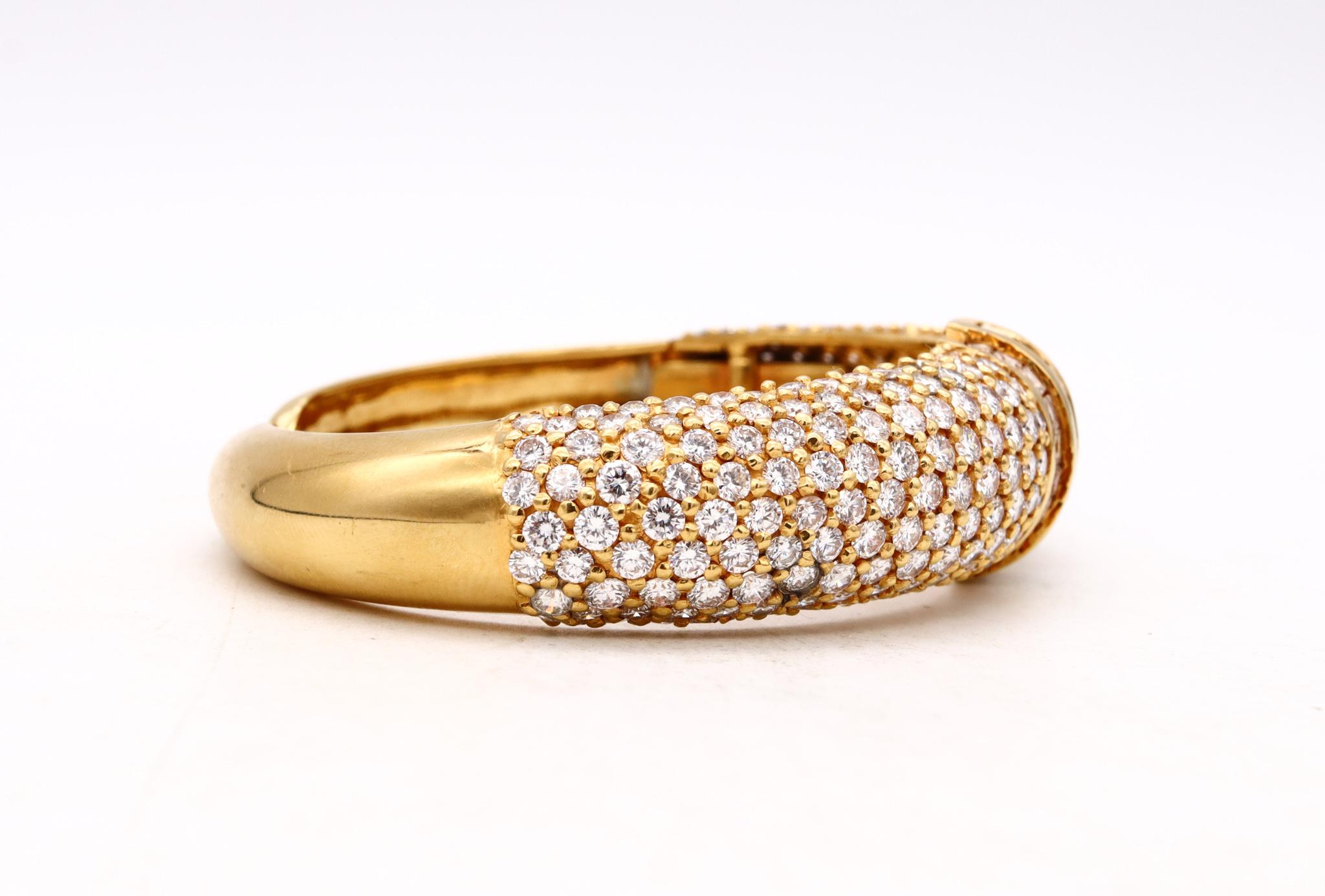 Women's or Men's Exceptional Italian Designer Modern Bracelet in 18Kt Gold 21.12 Cts VS Diamonds For Sale