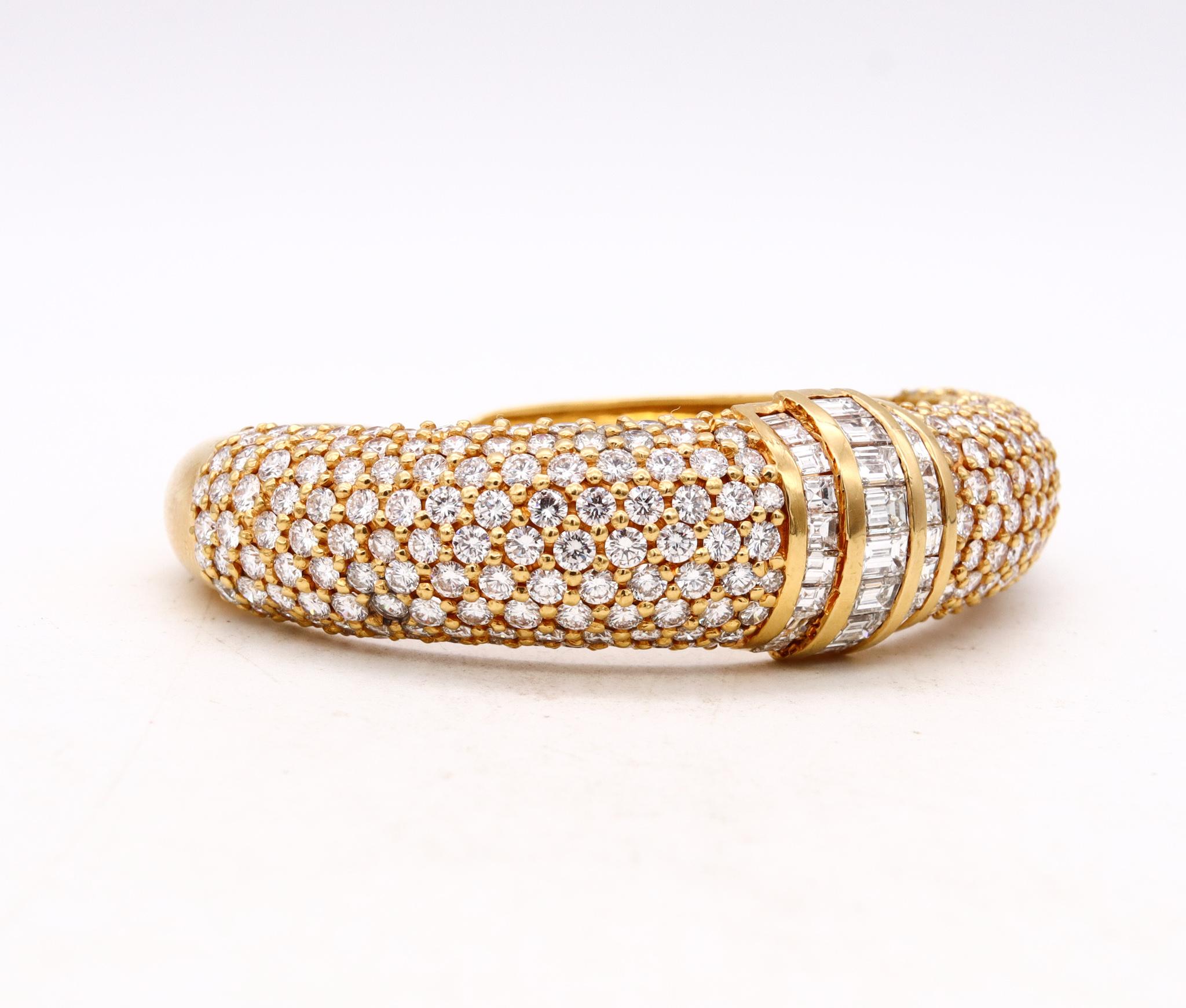Exceptional Italian Designer Modern Bracelet in 18Kt Gold 21.12 Cts VS Diamonds For Sale 1