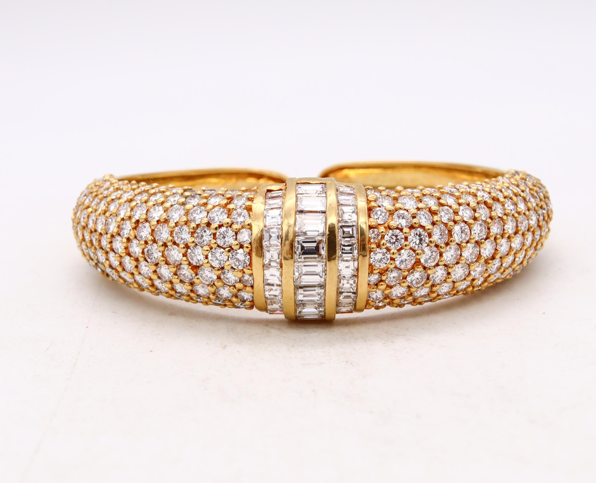 Exceptional Italian Designer Modern Bracelet in 18Kt Gold 21.12 Cts VS Diamonds For Sale 2