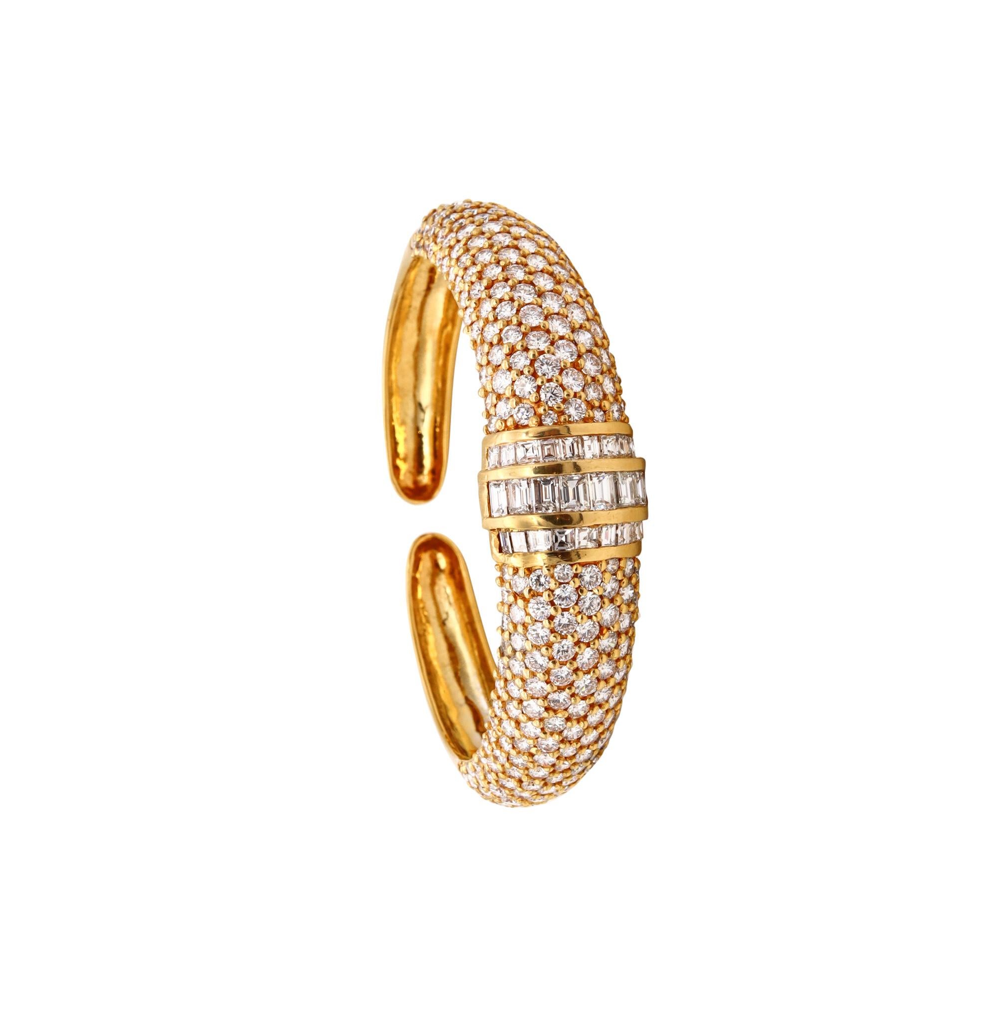 Exceptional Italian Designer Modern Bracelet in 18Kt Gold 21.12 Cts VS Diamonds For Sale 3