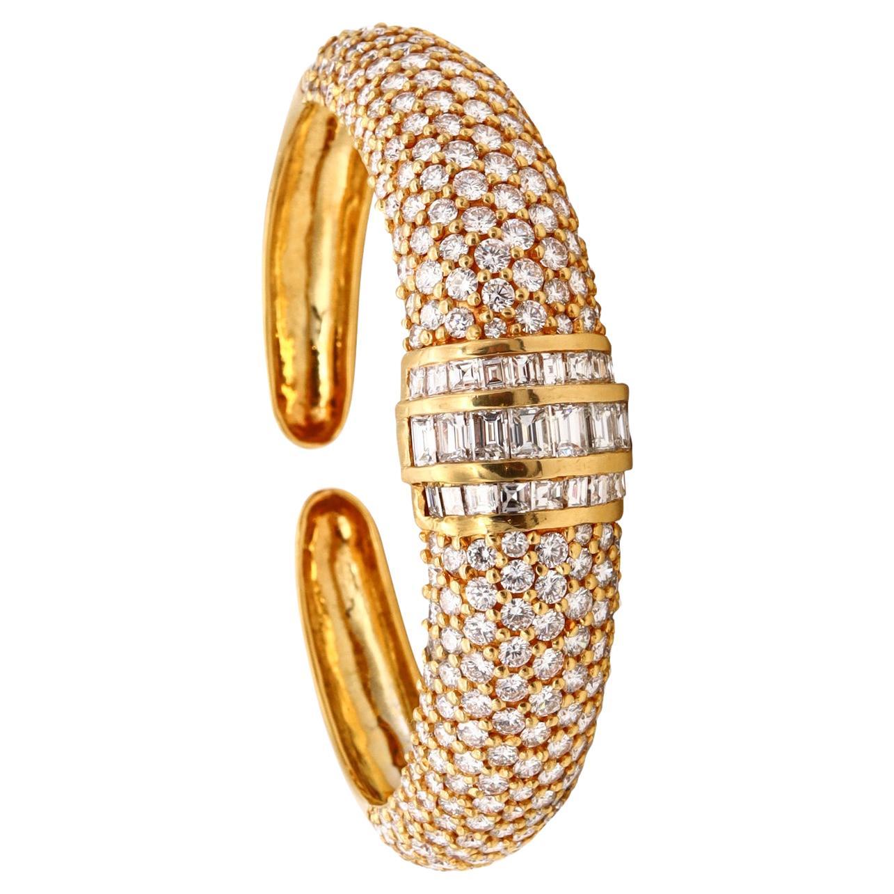 Exceptional Italian Designer Modern Bracelet in 18Kt Gold 21.12 Cts VS Diamonds For Sale