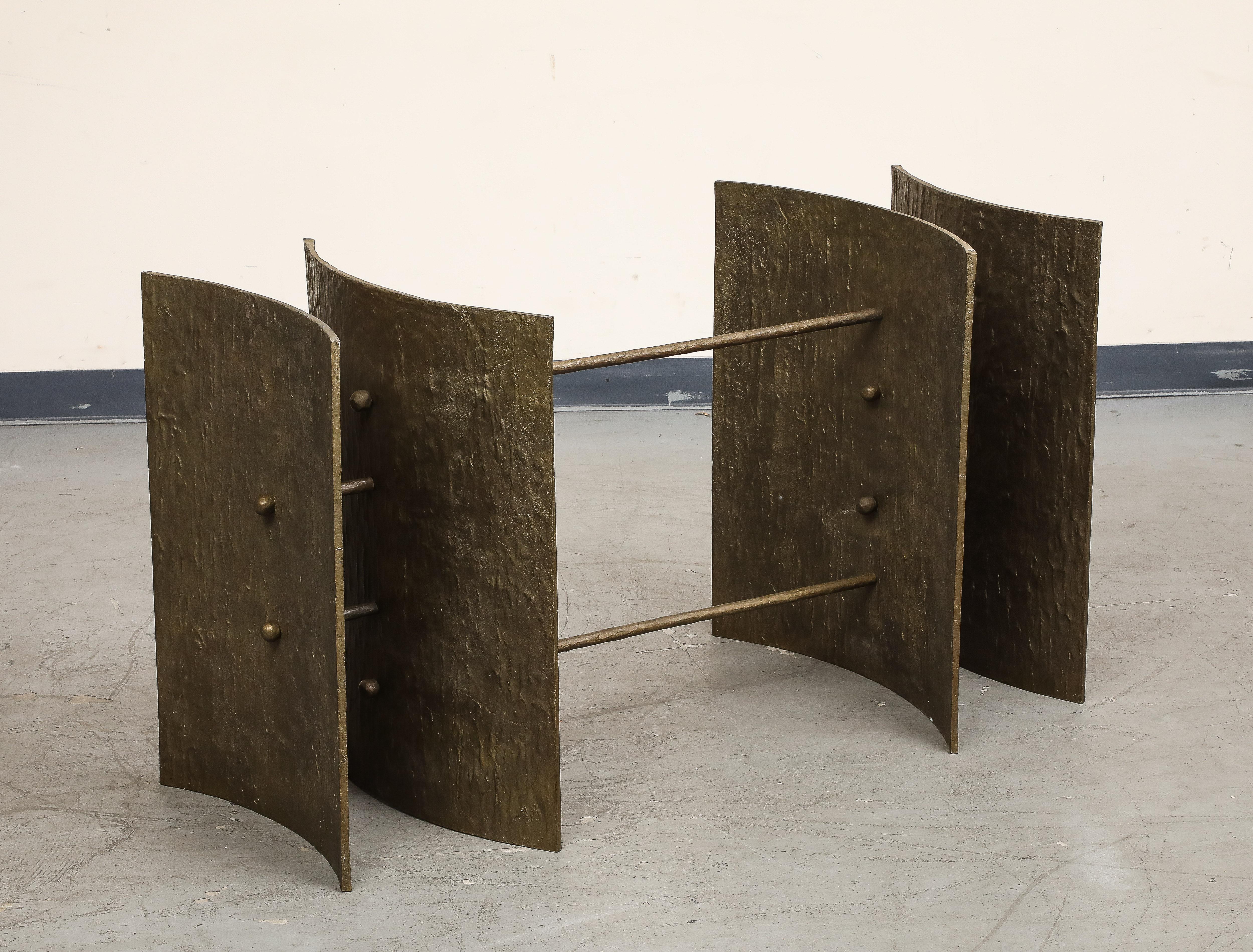 Exceptionnelle base de table sculpturale italienne en bronze intégral, vers les années 1970. 

*Top en verre présenté dans les images, a quelques éclats autour du bord, je recommanderais de faire un nouveau top en verre.
(dimensions en forme
