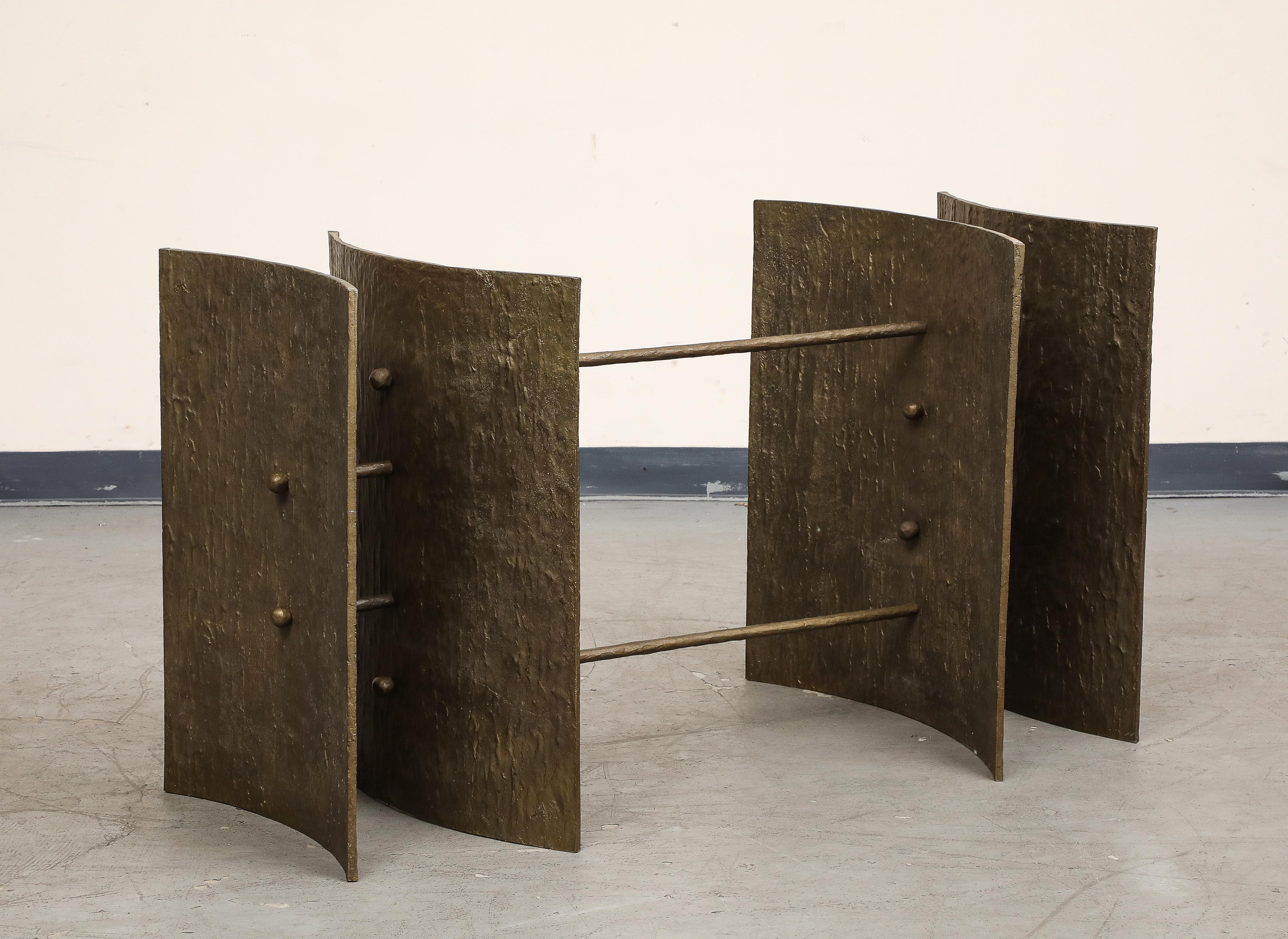 Moderne Exceptionnelle base de table sculpturale italienne en bronze intégral, vers les années 1970 en vente
