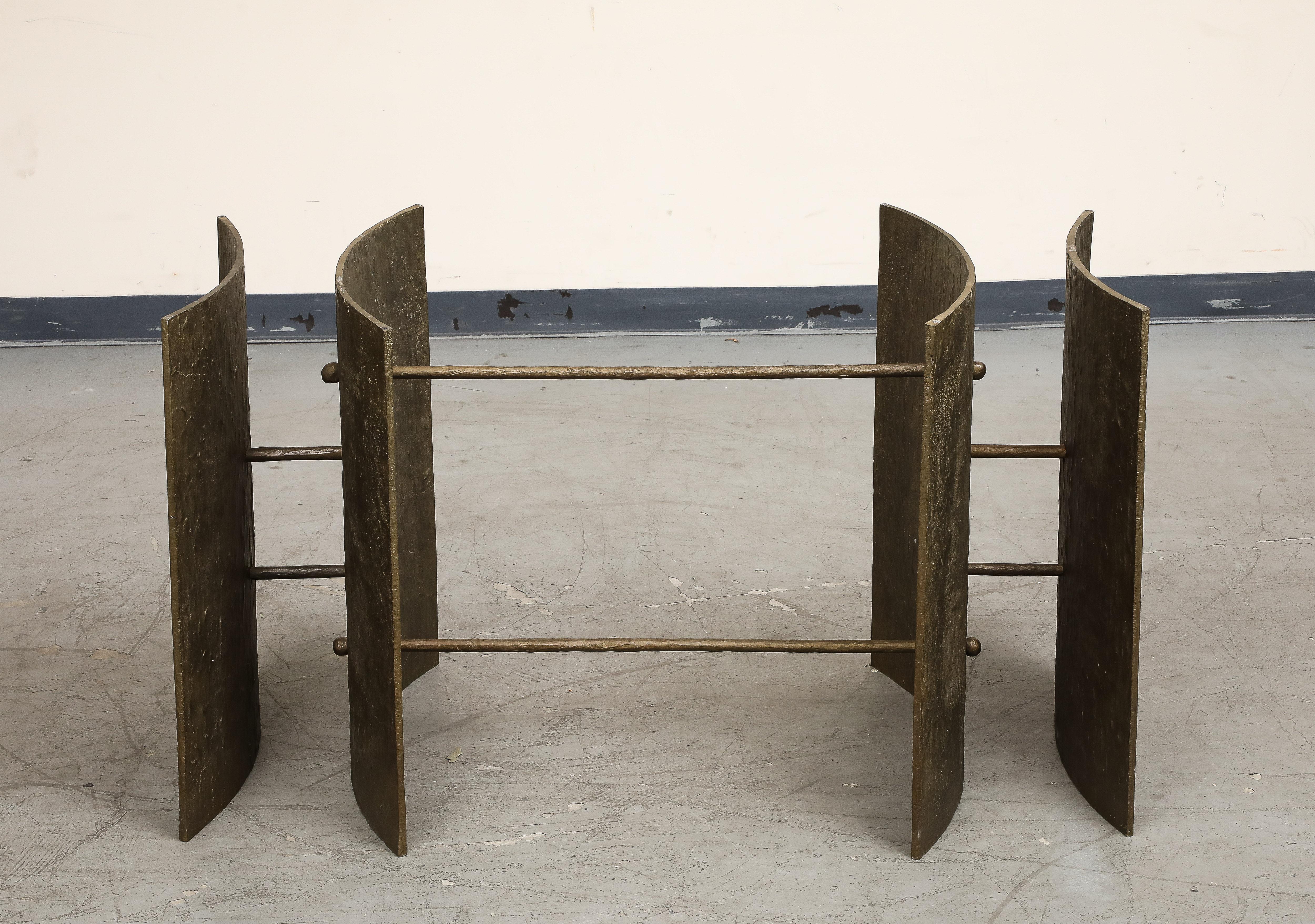 Exceptionnelle base de table sculpturale italienne en bronze intégral, vers les années 1970 en vente 1