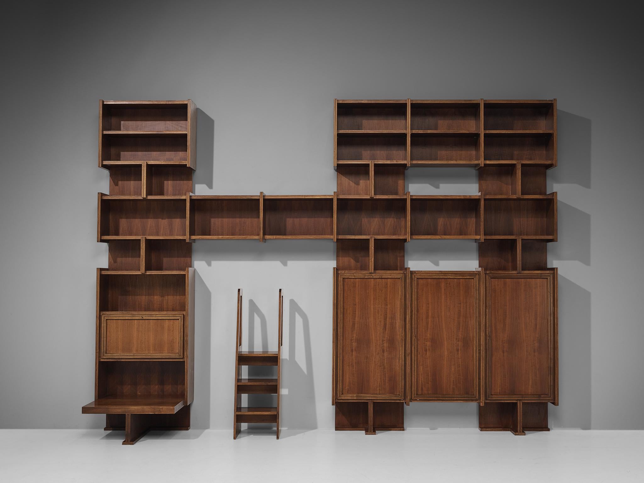 Exceptional Italian Library Unit With Stairs in Walnut In Good Condition In Waalwijk, NL