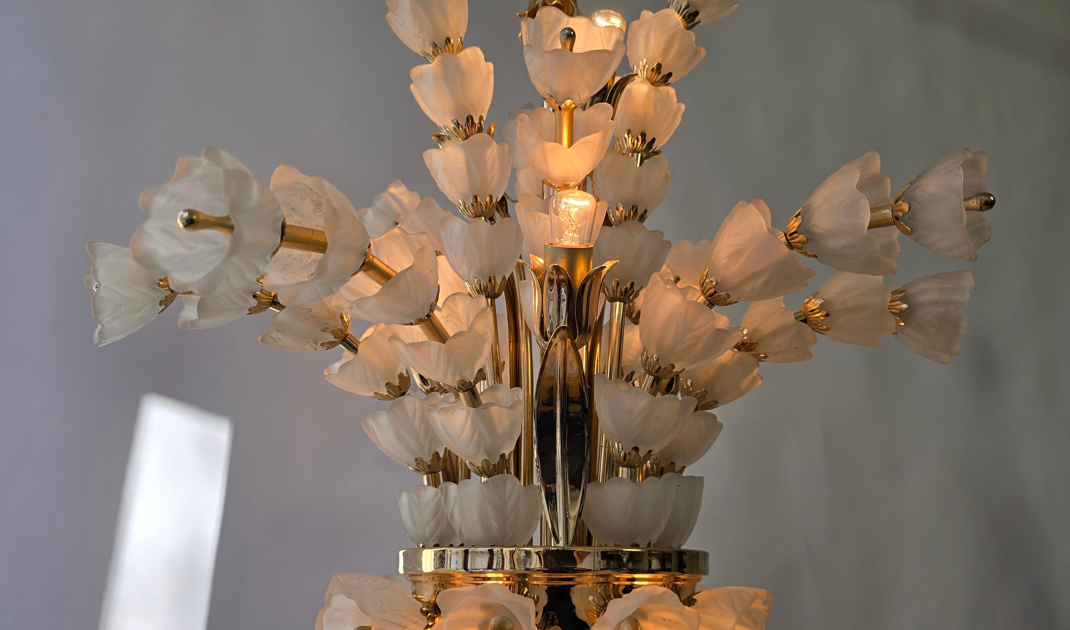 Exceptional Italian Murano Glass Chandelier with 85 Handcrafted Flowers For Sale 4