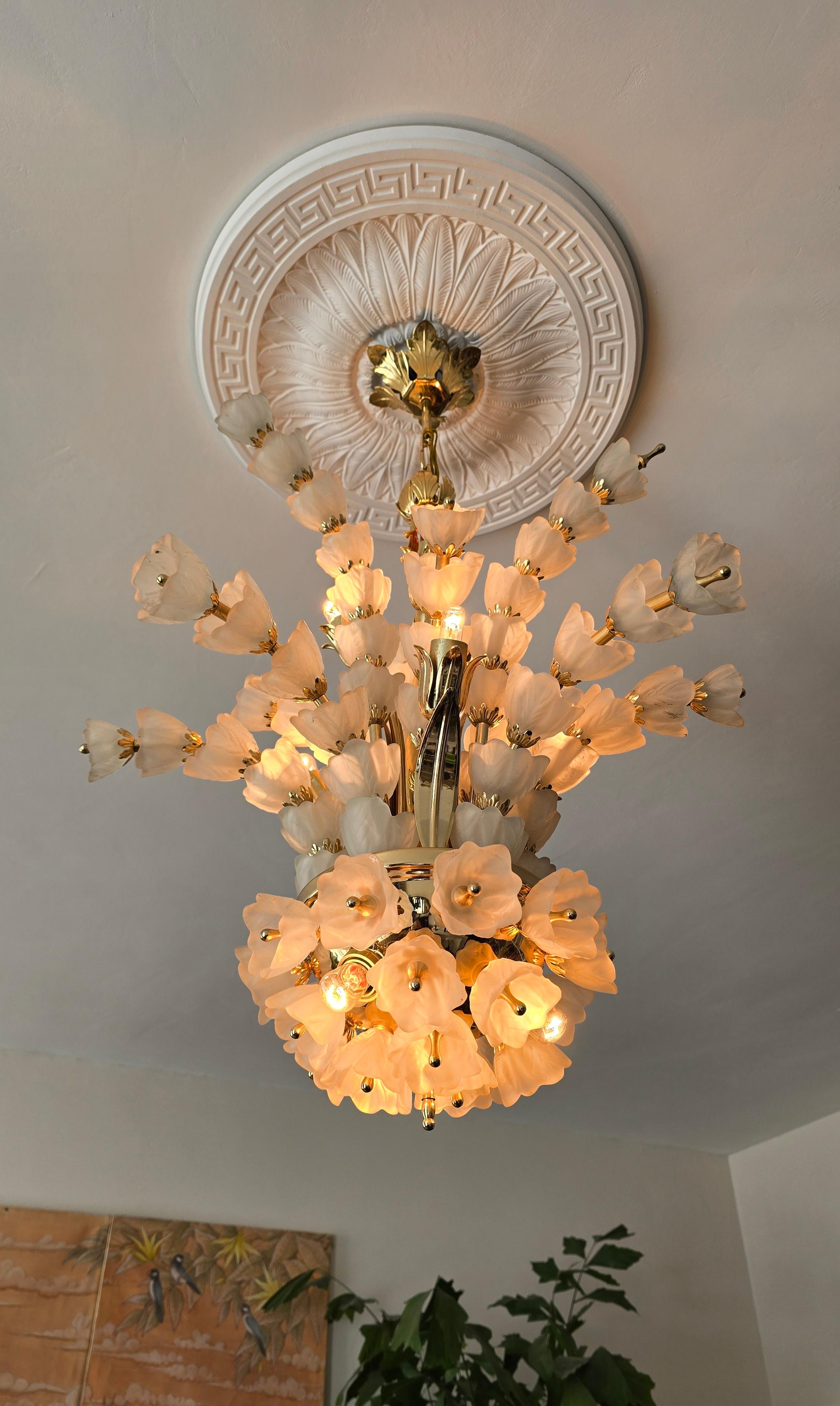 Exceptional Italian Murano Glass Chandelier with 85 Handcrafted Flowers – Mid-Century Masterpiece

Elevate your interior with this exquisite Italian Murano glass chandelier, a stunning example of mid-century Italian craftsmanship. This statement