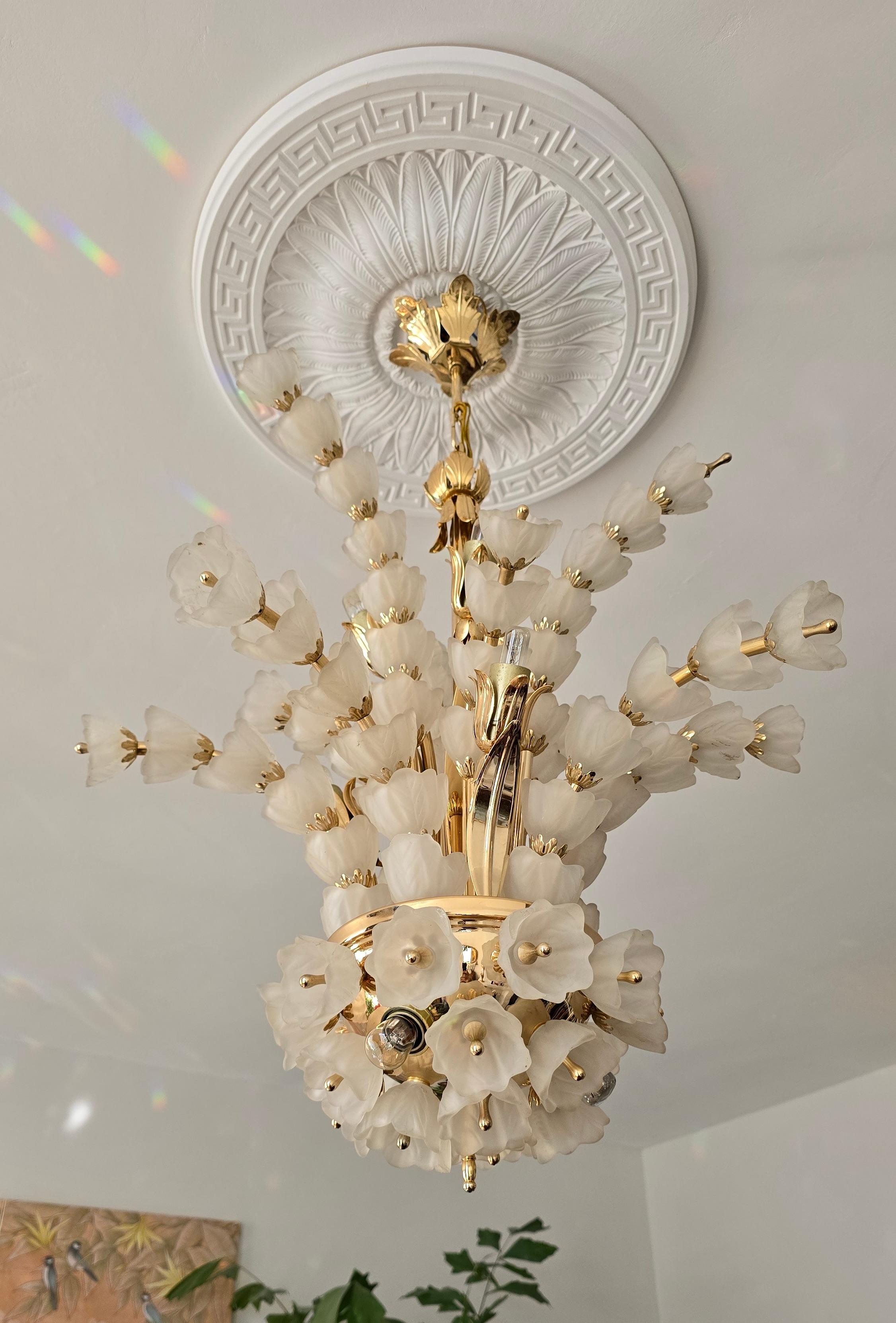 Hollywood Regency Exceptional Italian Murano Glass Chandelier with 85 Handcrafted Flowers For Sale