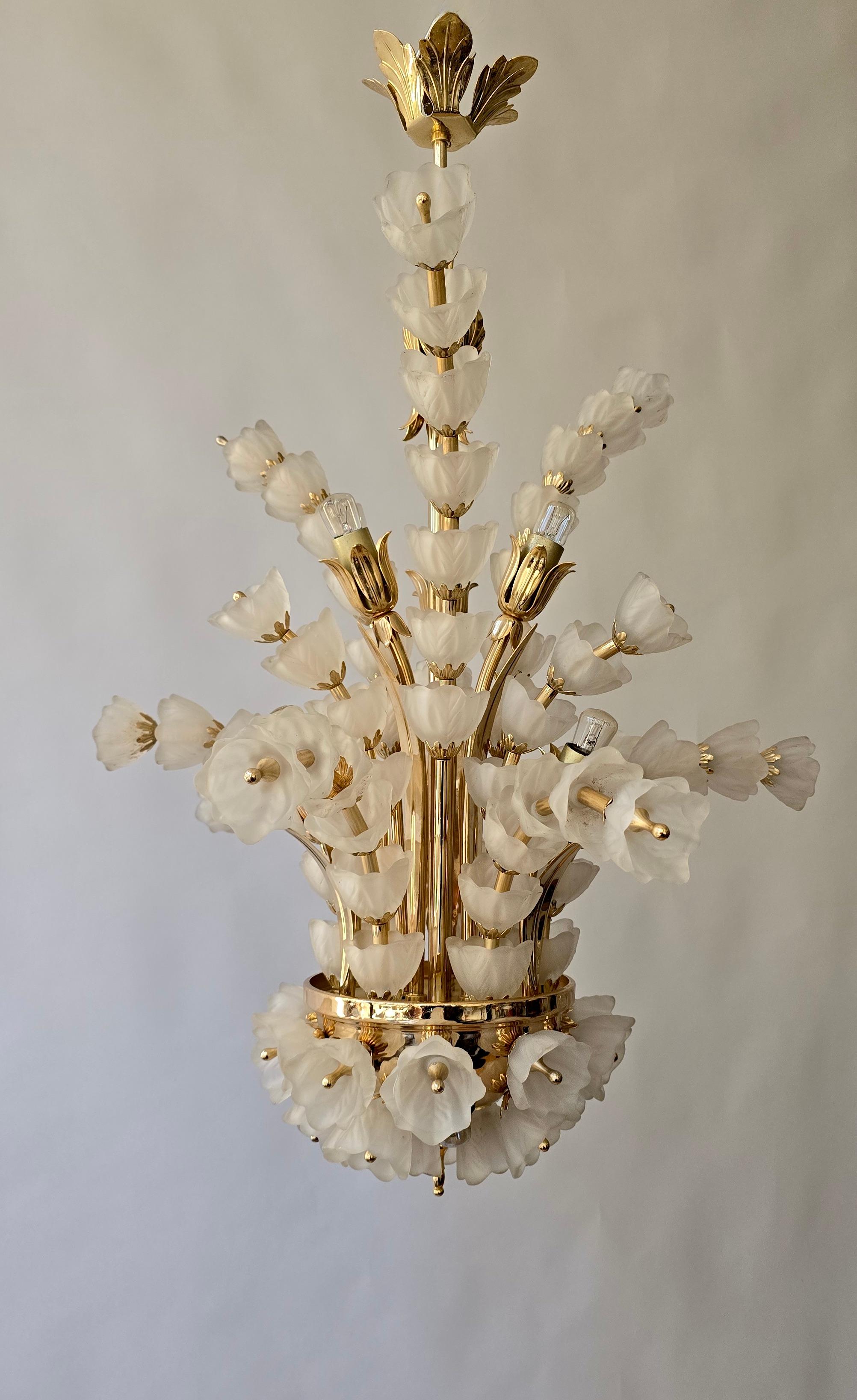 Exceptional Italian Murano Glass Chandelier with 85 Handcrafted Flowers In Good Condition For Sale In Antwerp, BE