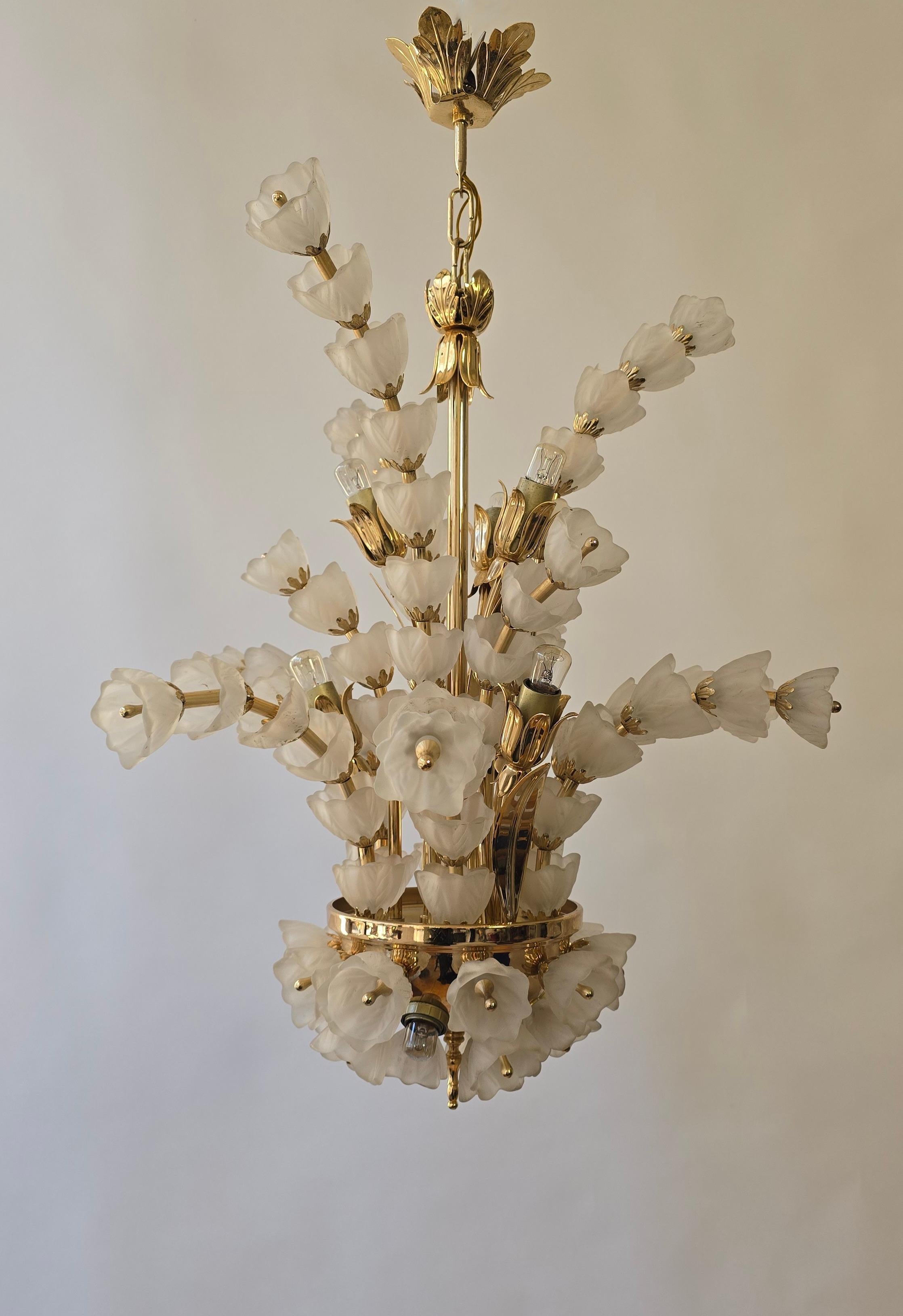 20th Century Exceptional Italian Murano Glass Chandelier with 85 Handcrafted Flowers For Sale