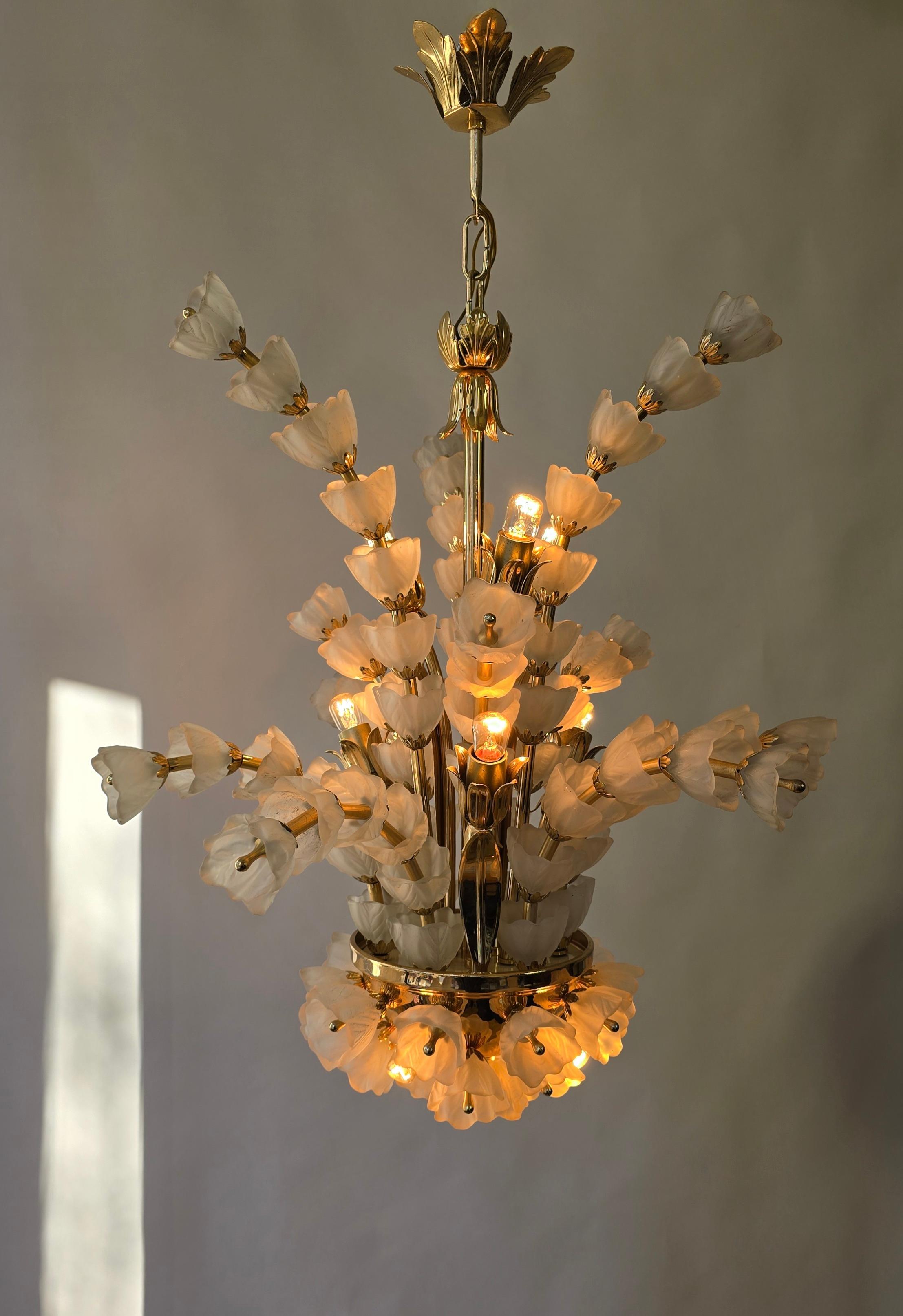 Exceptional Italian Murano Glass Chandelier with 85 Handcrafted Flowers For Sale 1