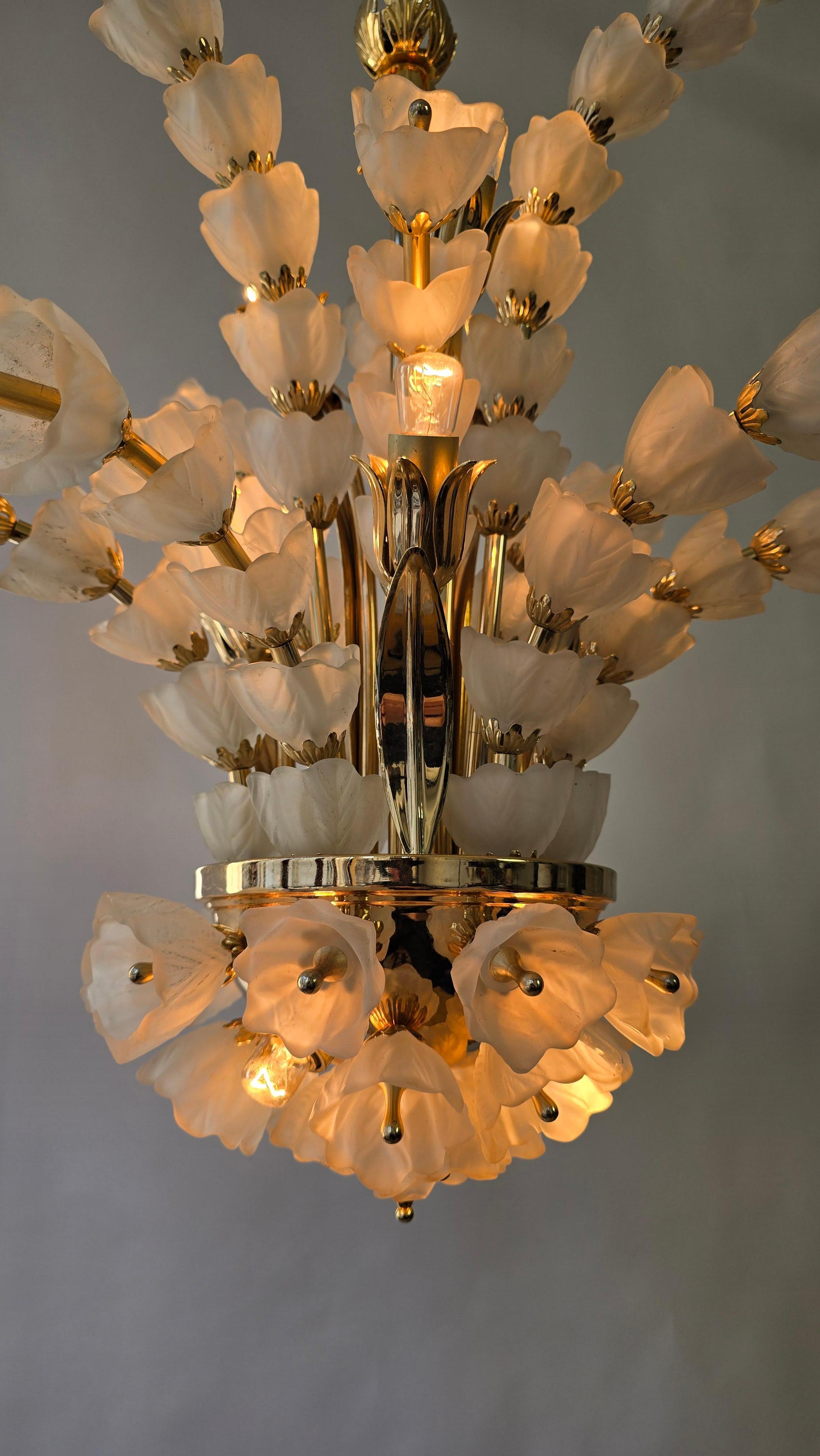 Exceptional Italian Murano Glass Chandelier with 85 Handcrafted Flowers For Sale 2