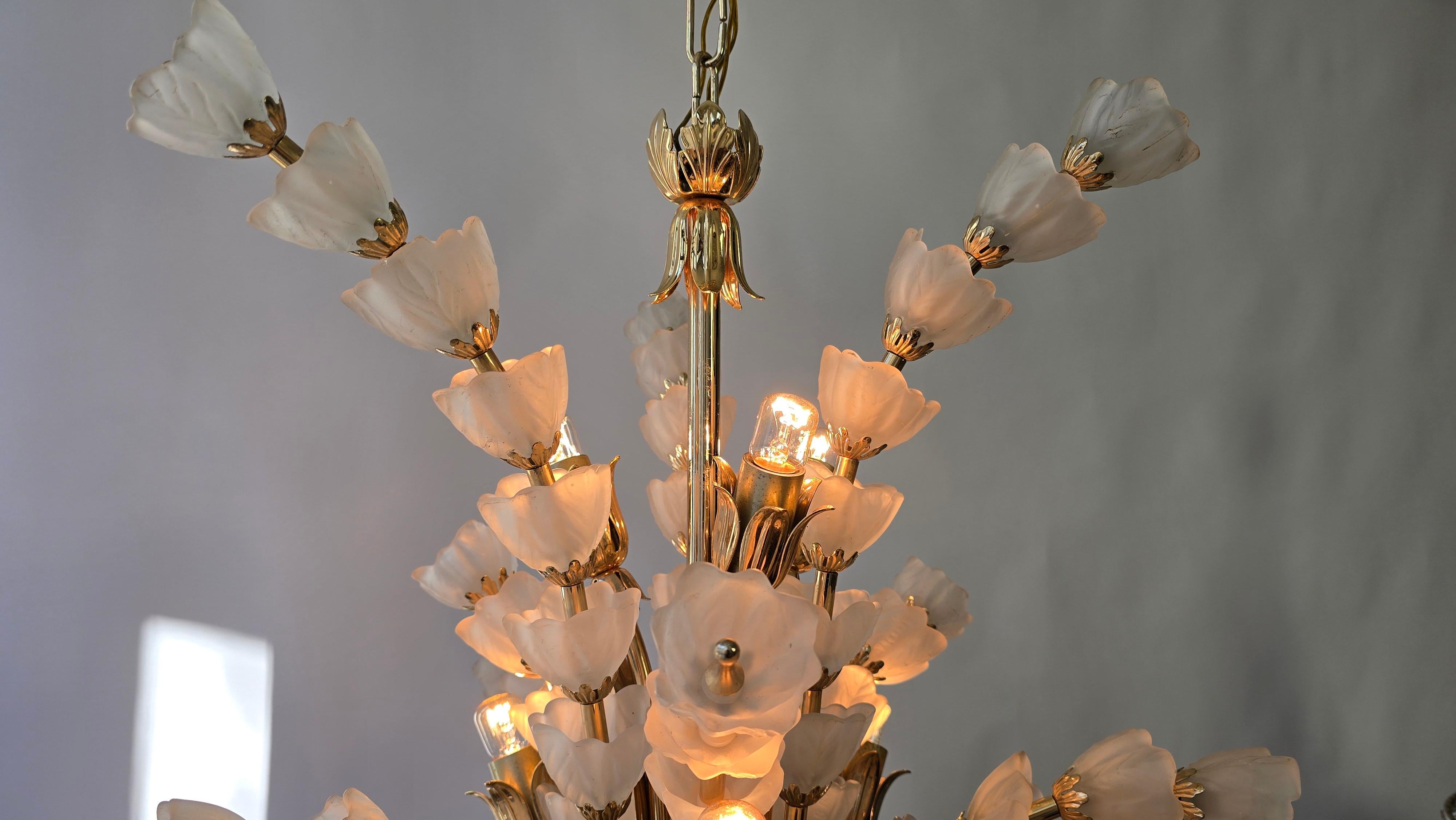 Exceptional Italian Murano Glass Chandelier with 85 Handcrafted Flowers For Sale 3