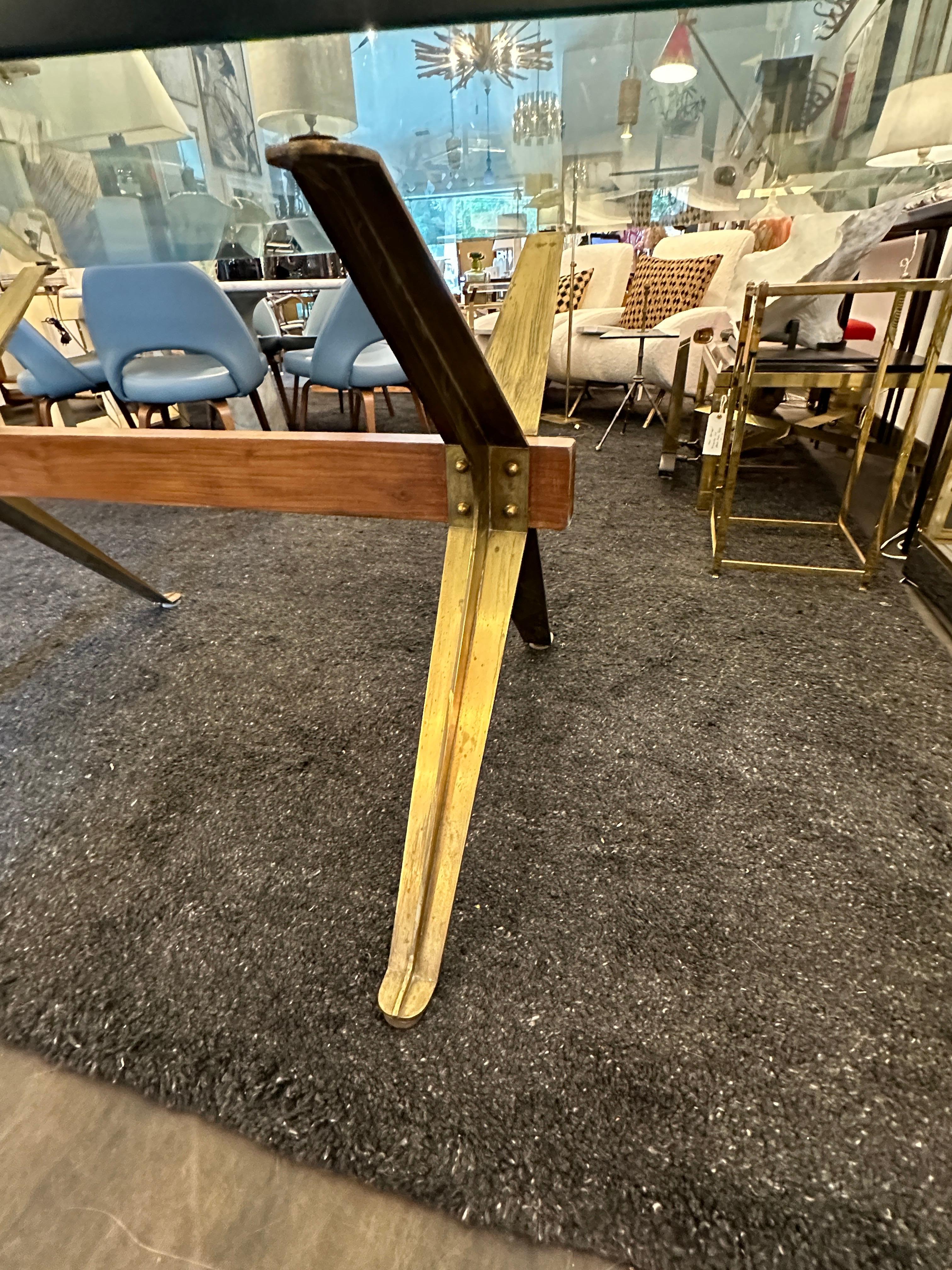 Mid-Century Modern Exceptionnelle table de conférence/salle à manger italienne en noyer et piètement en laiton en vente