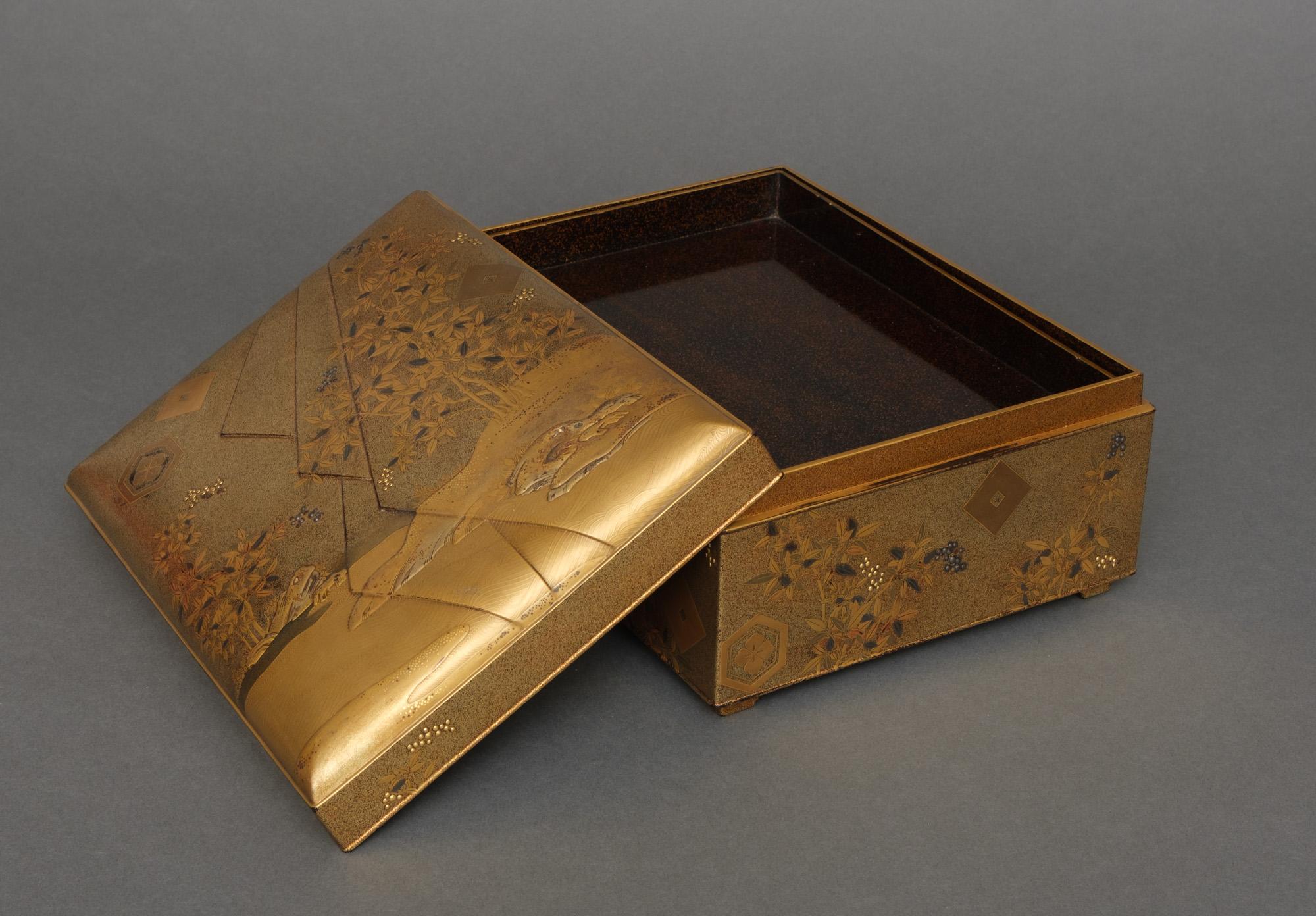 Giapponese Eccezionale Tebako giapponese in lacca d'oro 手箱 'Scatola per accessori personali' in vendita